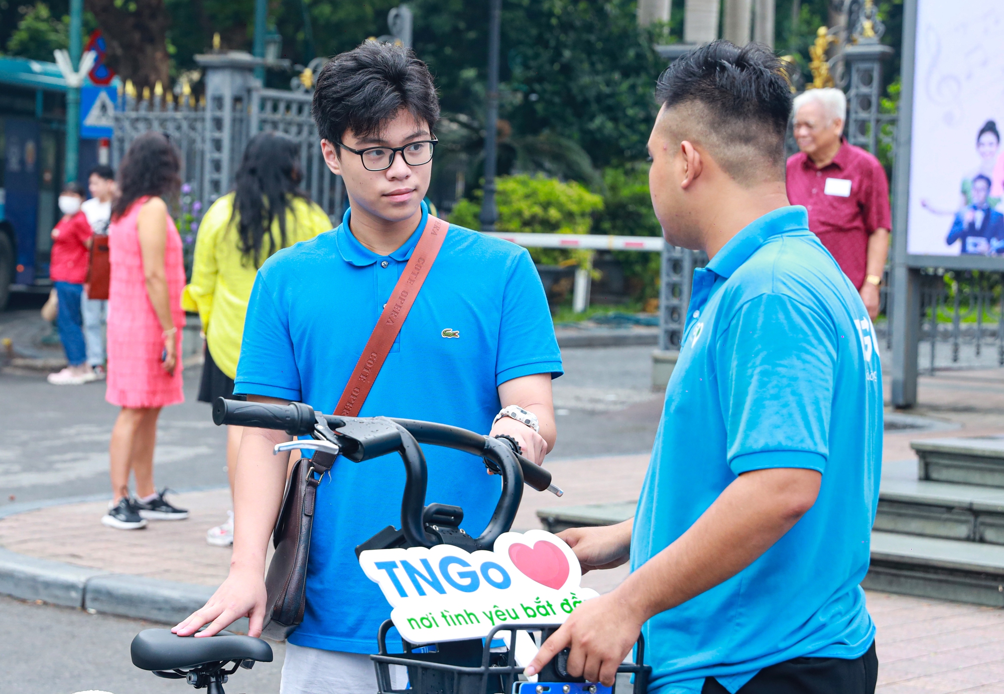 Người Hà Nội thích thú sử dụng dịch vụ xe đạp công cộng - Ảnh 3.