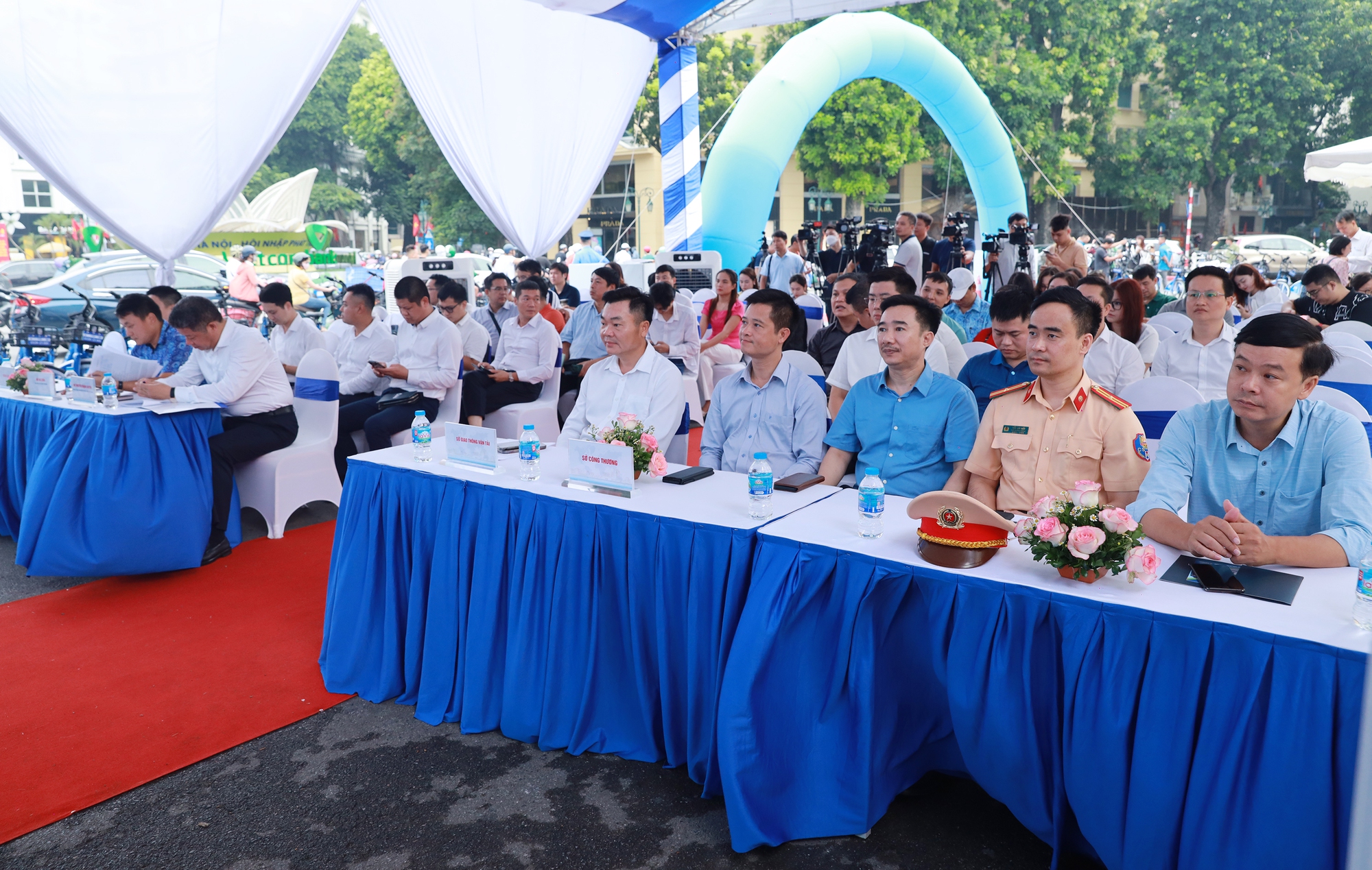 Phó chủ tịch Hà Nội mướt mồ hôi trải nghiệm dịch vụ xe đạp công cộng - Ảnh 1.