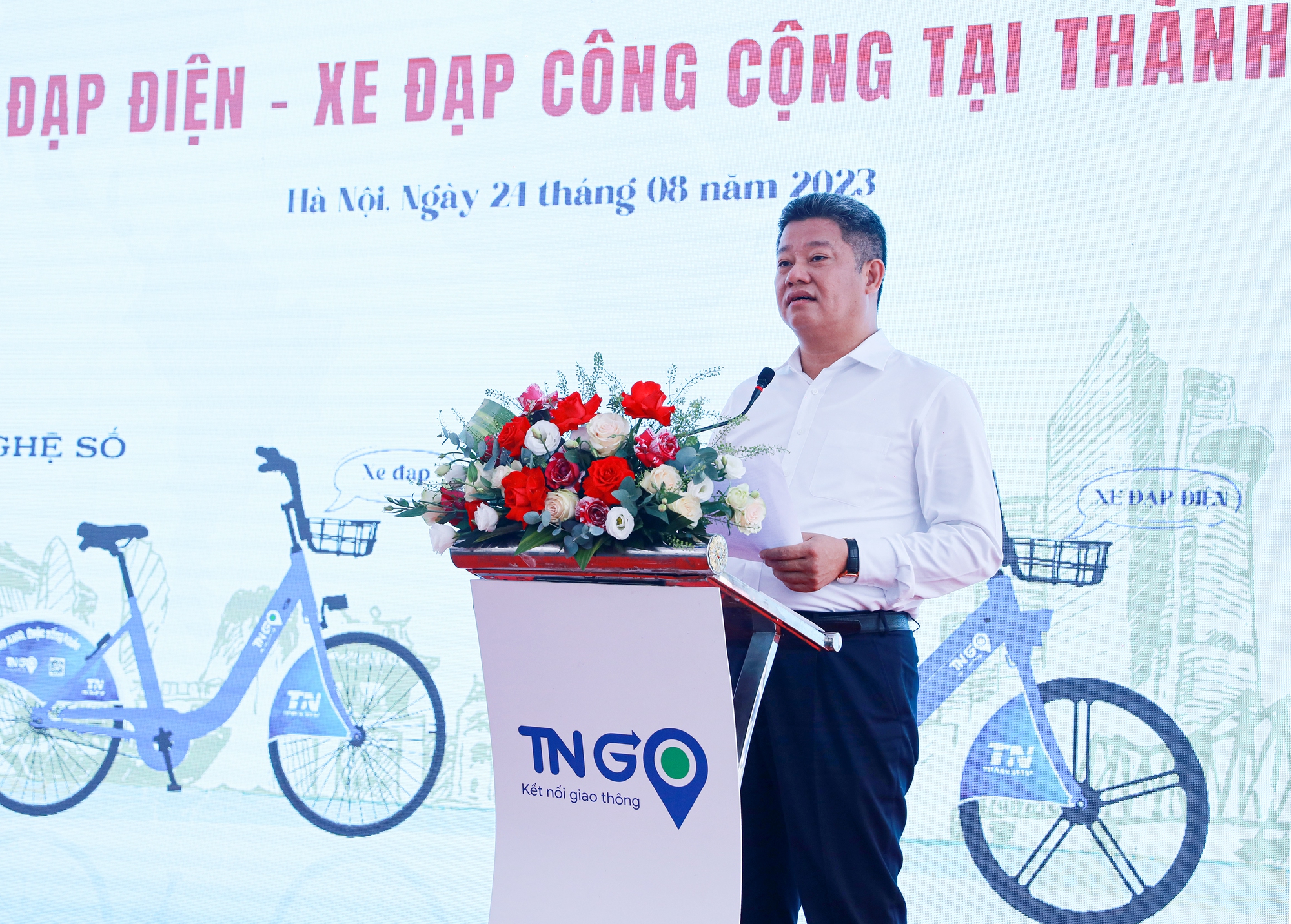 Phó chủ tịch Hà Nội mướt mồ hôi trải nghiệm dịch vụ xe đạp công cộng - Ảnh 3.