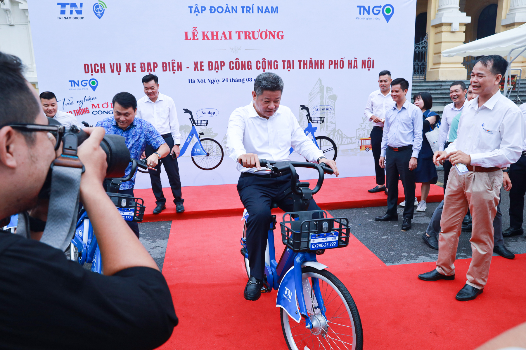 Phó chủ tịch Hà Nội mướt mồ hôi trải nghiệm dịch vụ xe đạp công cộng - Ảnh 5.