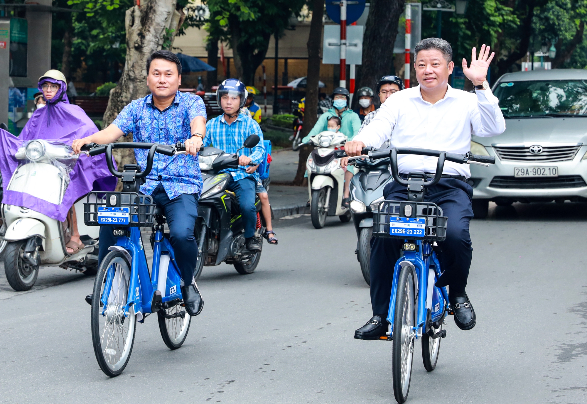 Phó chủ tịch Hà Nội mướt mồ hôi trải nghiệm dịch vụ xe đạp công cộng - Ảnh 6.