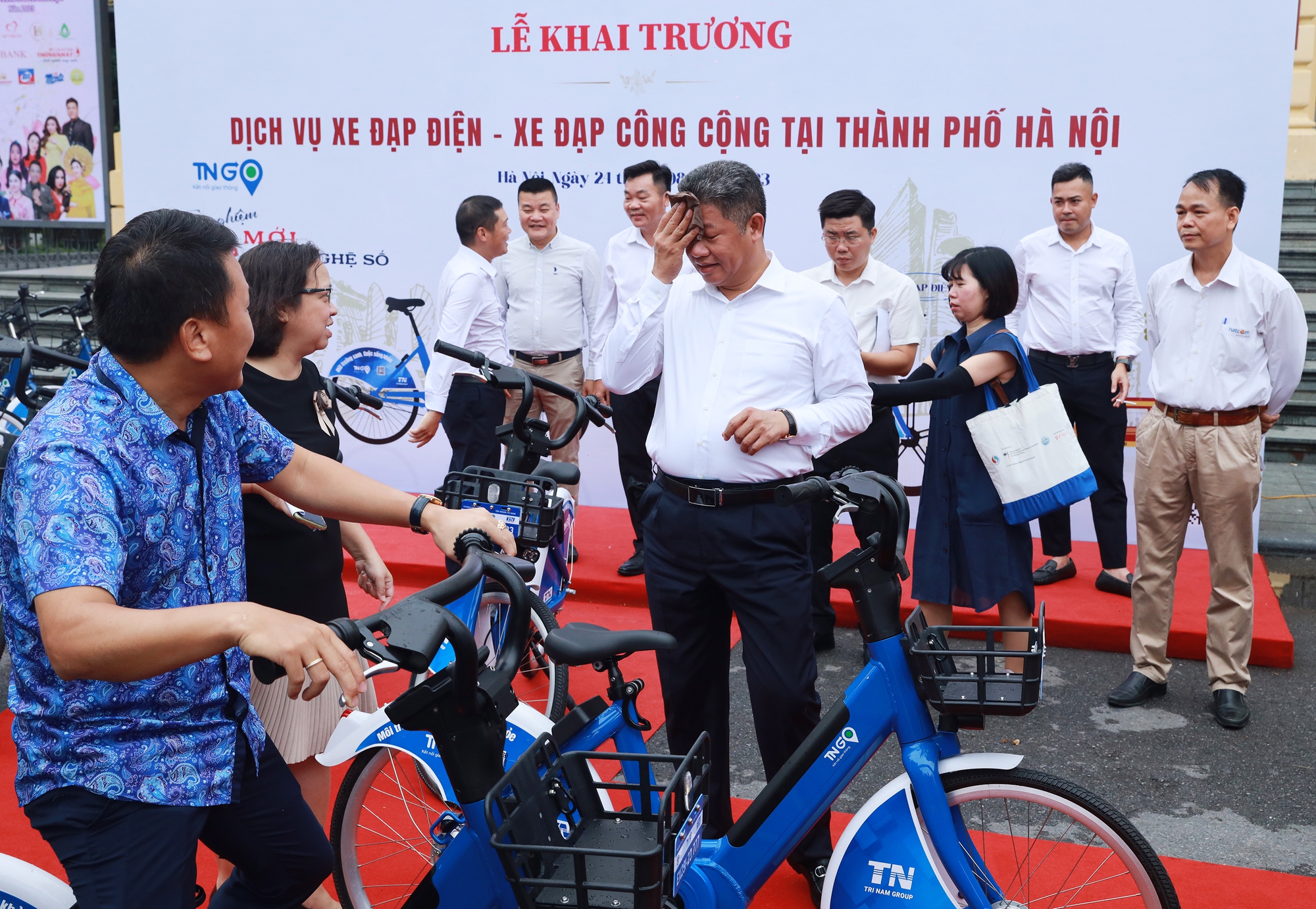 Phó chủ tịch Hà Nội mướt mồ hôi trải nghiệm dịch vụ xe đạp công cộng - Ảnh 8.