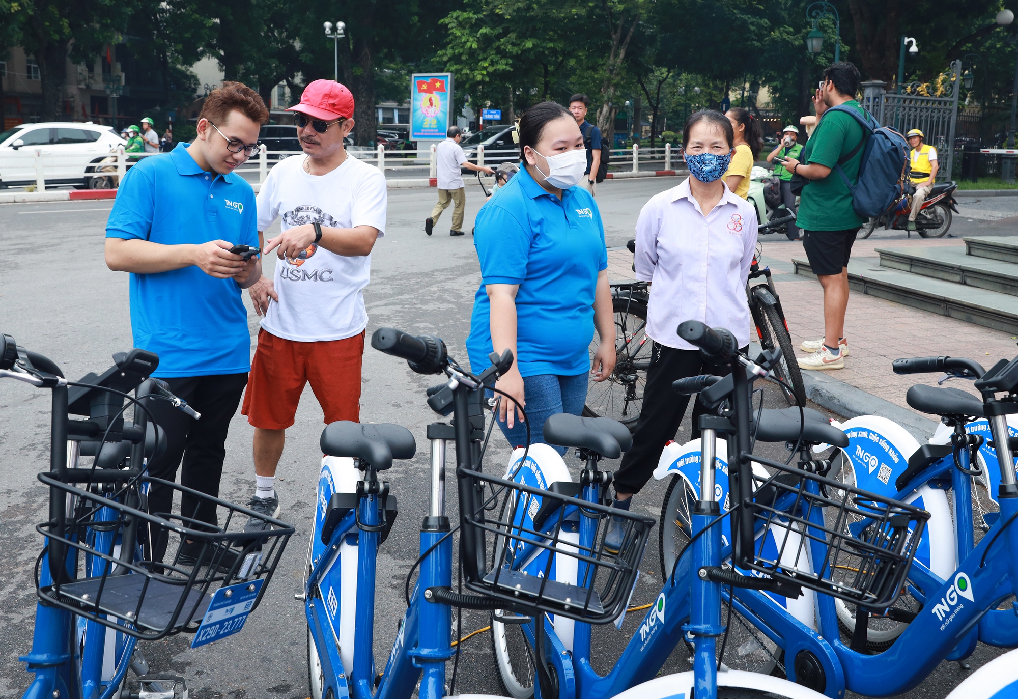 Người Hà Nội thích thú sử dụng dịch vụ xe đạp công cộng - Ảnh 9.