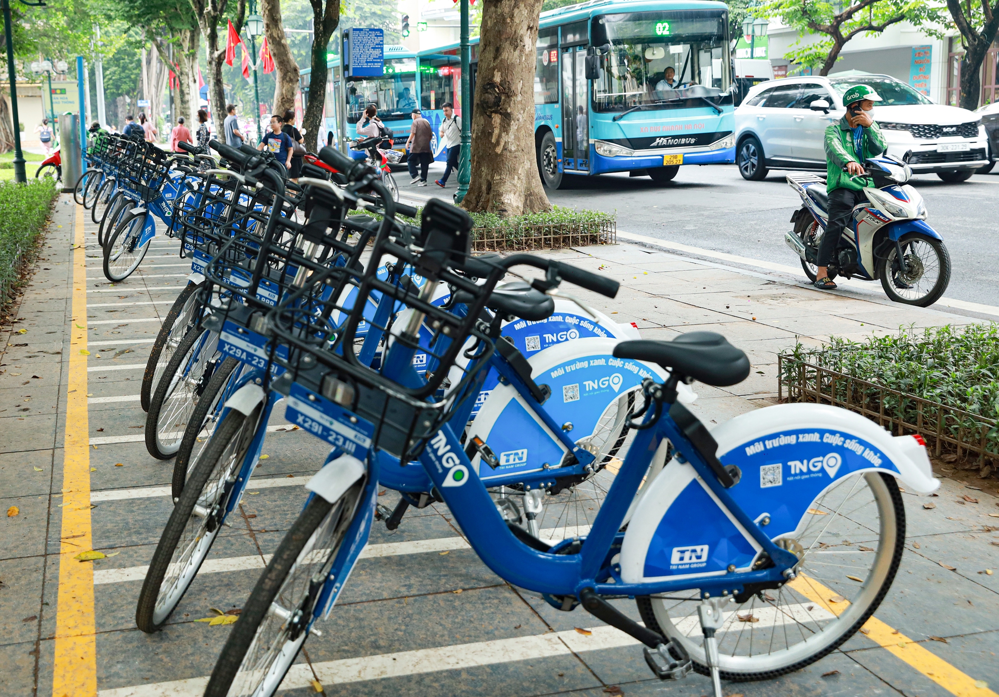 Người Hà Nội thích thú sử dụng dịch vụ xe đạp công cộng - Ảnh 4.