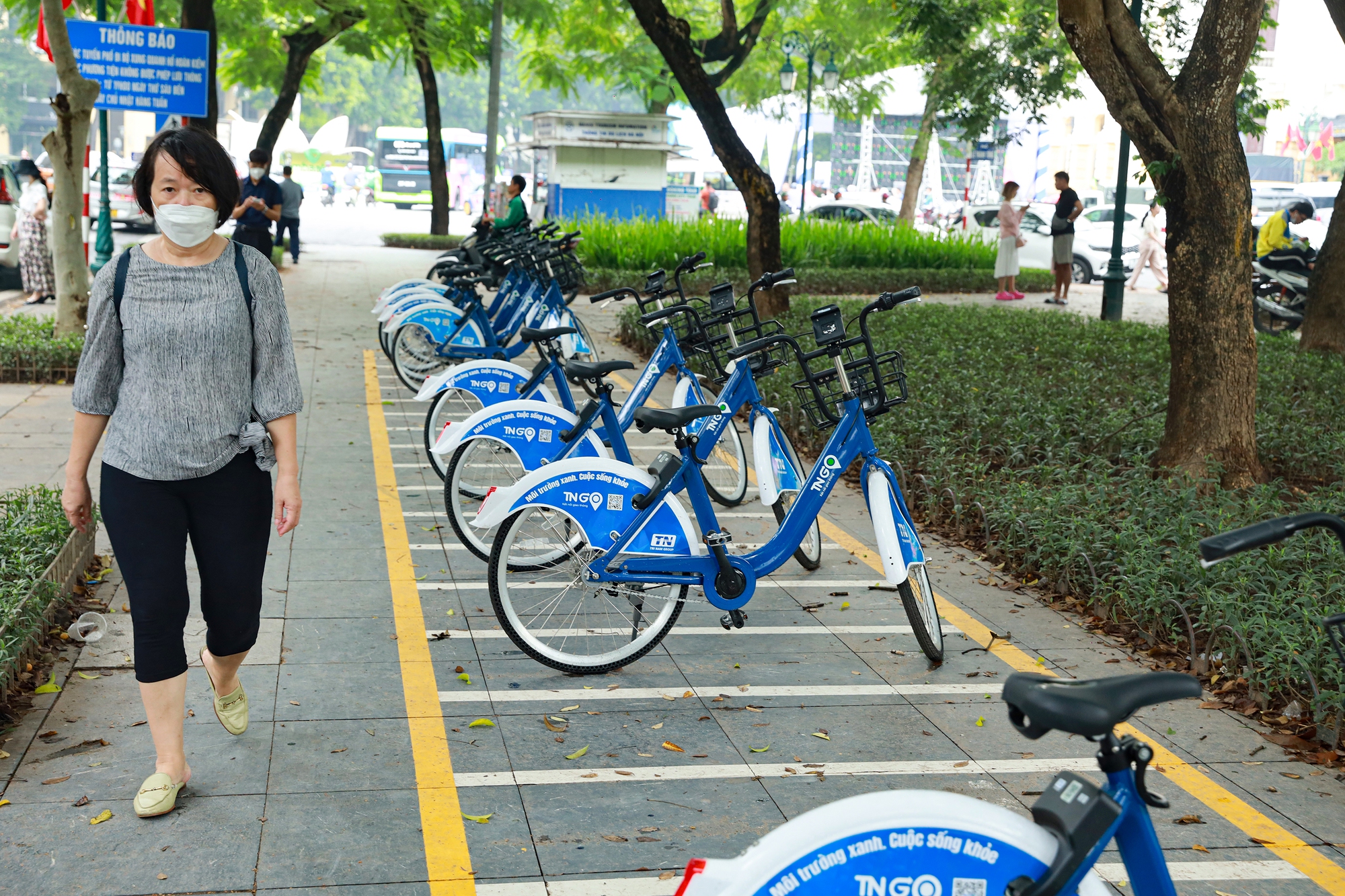 Người Hà Nội thích thú sử dụng dịch vụ xe đạp công cộng - Ảnh 1.