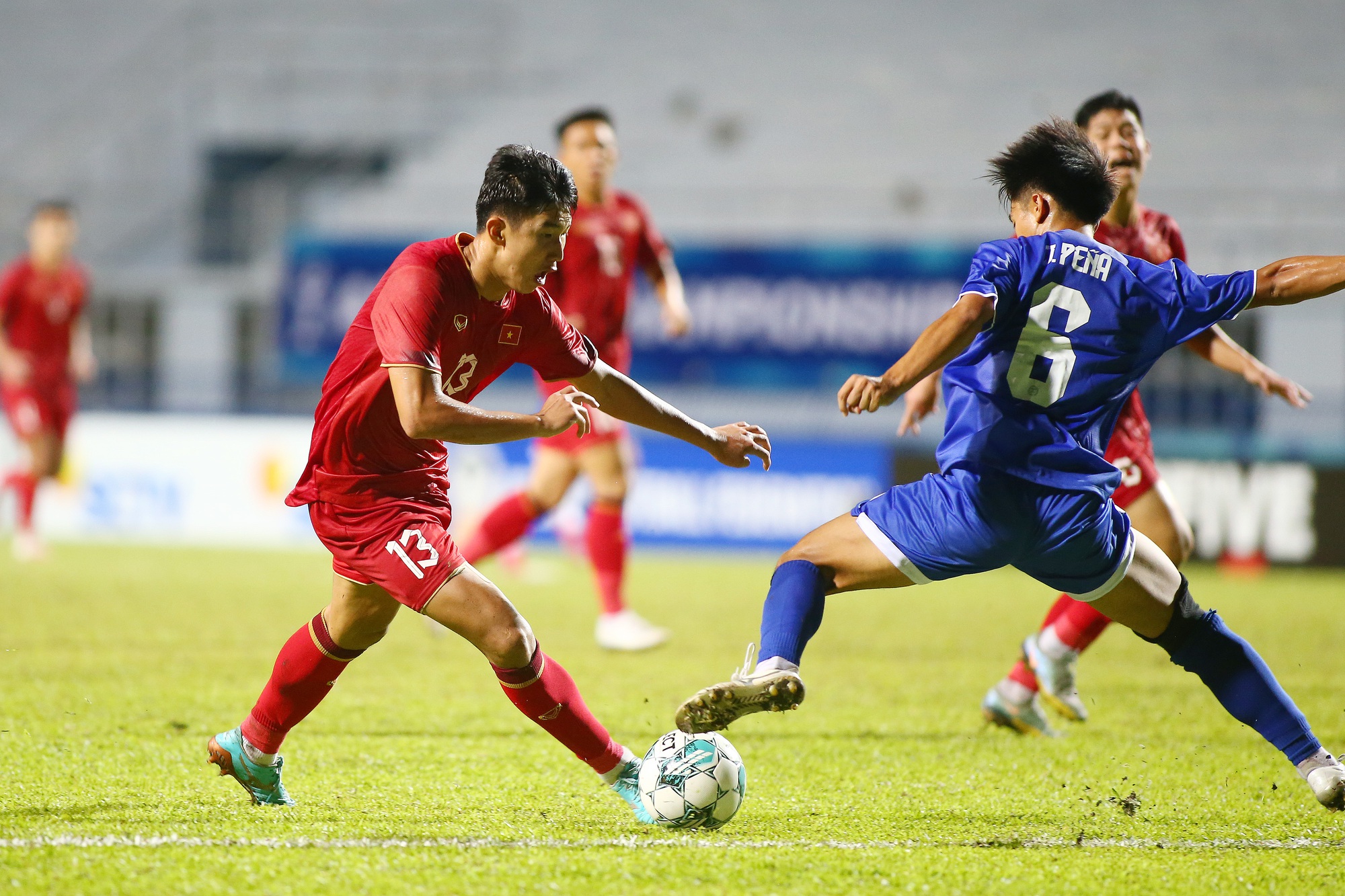 Nguyễn Đăng Dương đi bóng trước cầu thủ U.23 Philippines