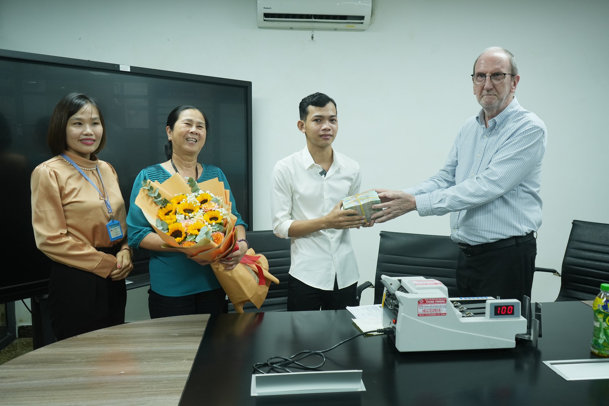 Tân Hiệp Phát trao giải 1 tỉ cho một công nhân khi uống Number 1 - Ảnh 1. Tân Hiệp Phát trao giải 1 tỉ cho một công nhân khi uống Number 1 - Ảnh 1.