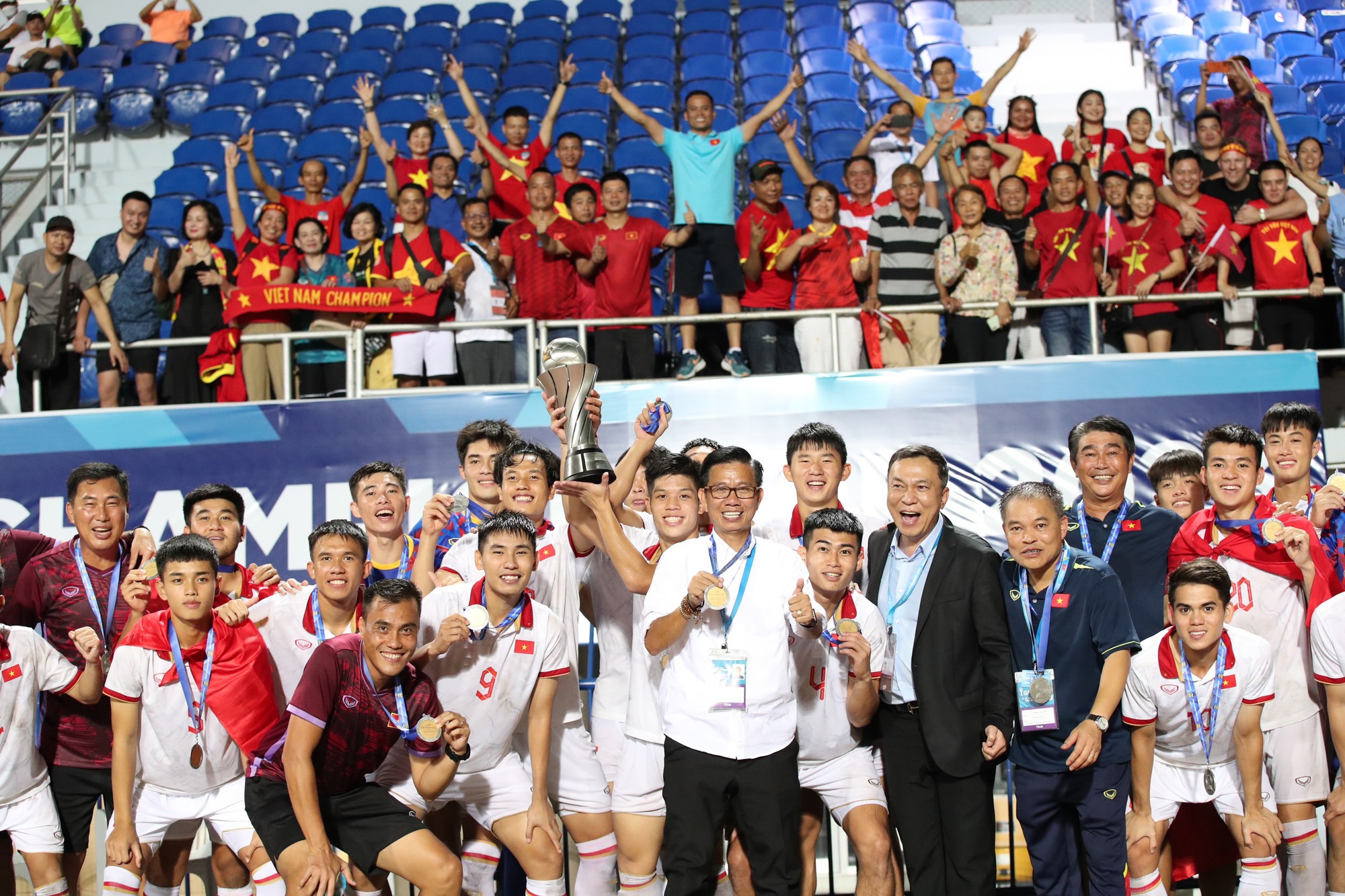 Chiến thắng tuyệt vời của U.23 Việt Nam, VFF thưởng lớn 1,8 tỉ đồng - Ảnh 13.
