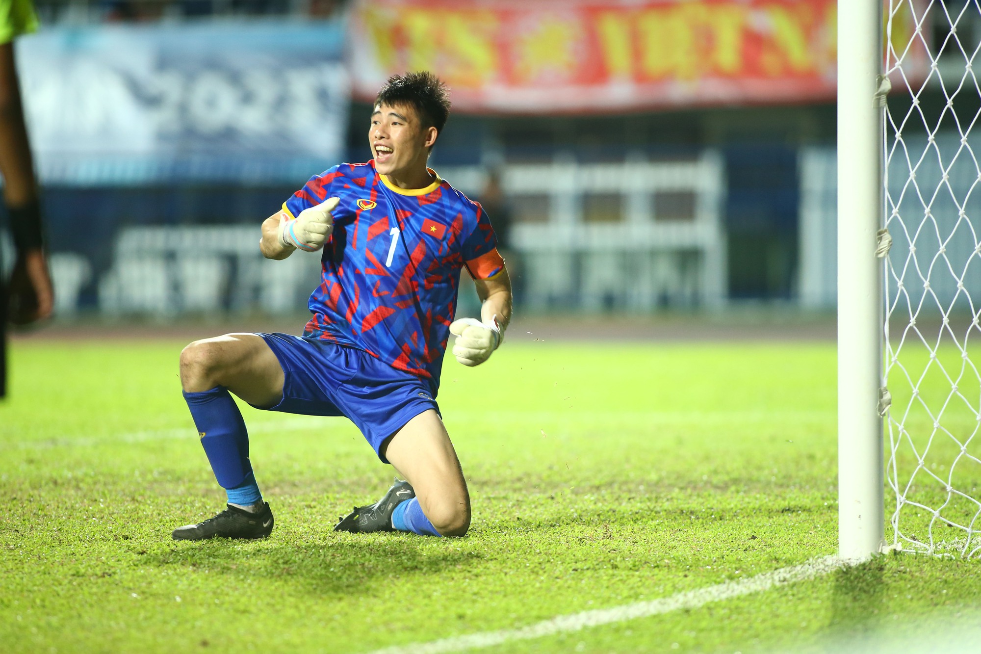 Hành động đẹp của người hùng giúp U.23 Việt Nam vô địch Đông Nam Á - Ảnh 1.