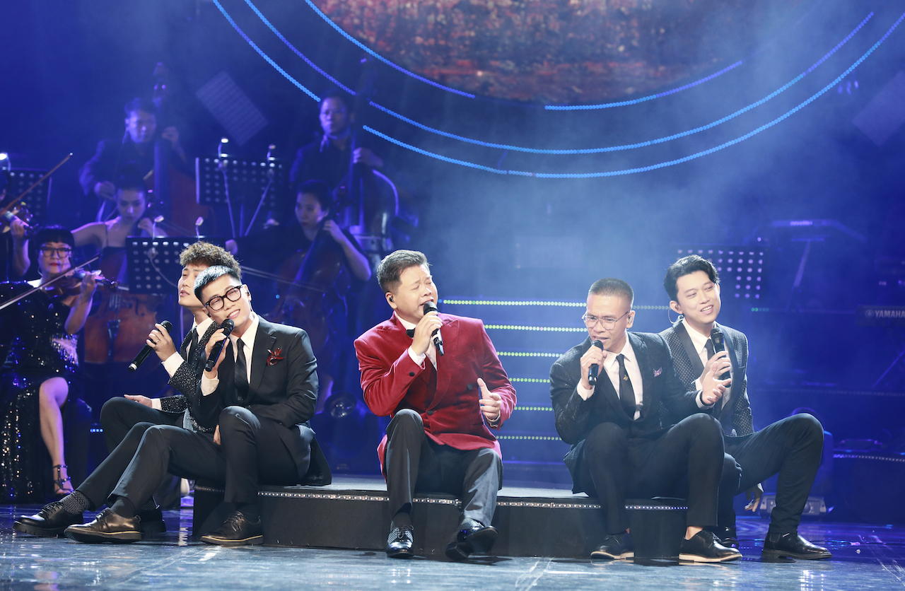NSƯT Đăng Dương rơi nước mắt trong liveshow kỷ niệm 30 năm ca hát - Ảnh 3.