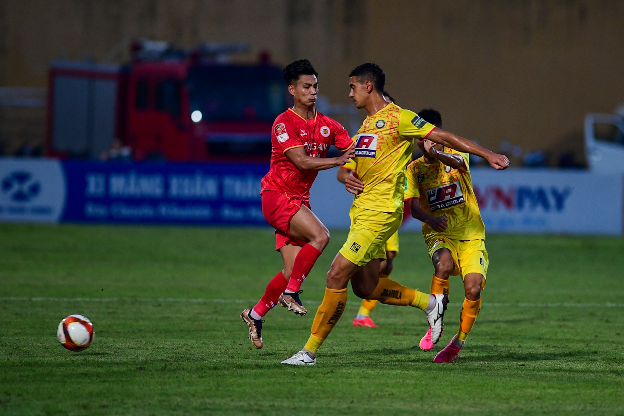 CLB Công an Hà Nội vô địch ngay mùa đầu tiên chơi V-League
 - Ảnh 2.