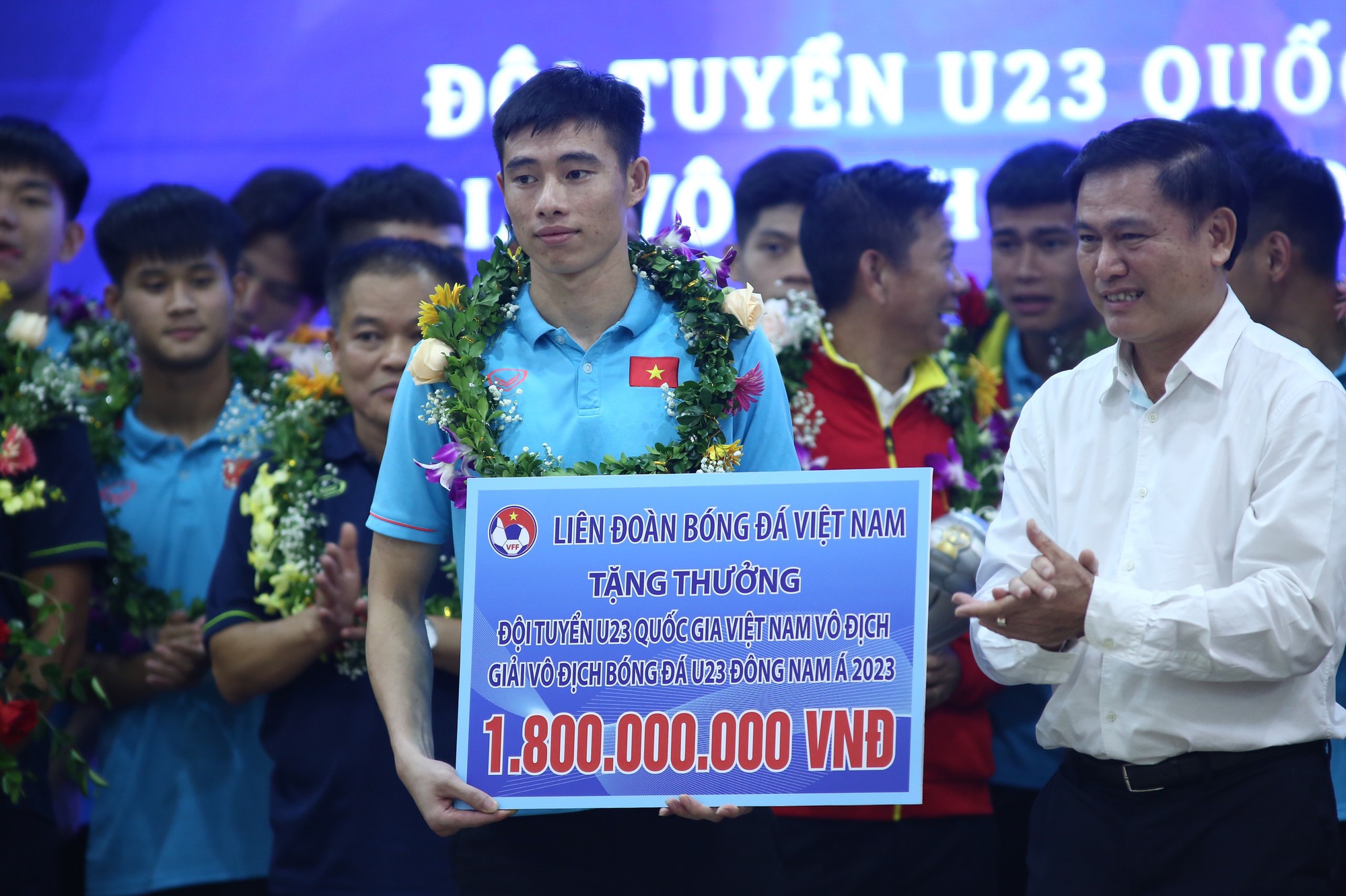 U.23 Việt Nam nhận mưa tiền thưởng, HLV Hoàng Anh Tuấn tái ngộ ông Troussier - Ảnh 6.