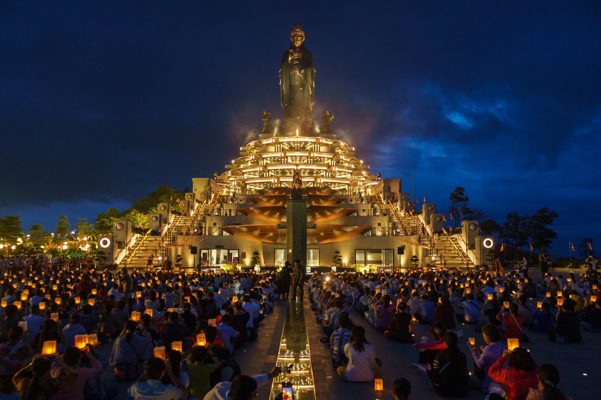 Hàng ngàn Phật tử hành hương về núi Bà Đen cầu bình an - Ảnh 1. Hàng ngàn Phật tử hành hương về núi Bà Đen cầu bình an - Ảnh 1.