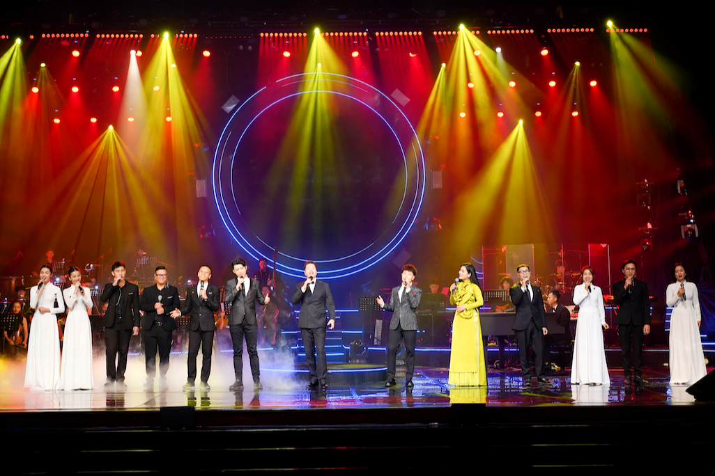 NSƯT Đăng Dương rơi nước mắt trong liveshow kỷ niệm 30 năm ca hát - Ảnh 9.