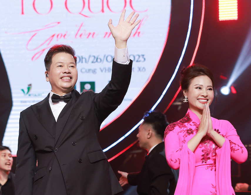 NSƯT Đăng Dương rơi nước mắt trong liveshow kỷ niệm 30 năm ca hát - Ảnh 8.