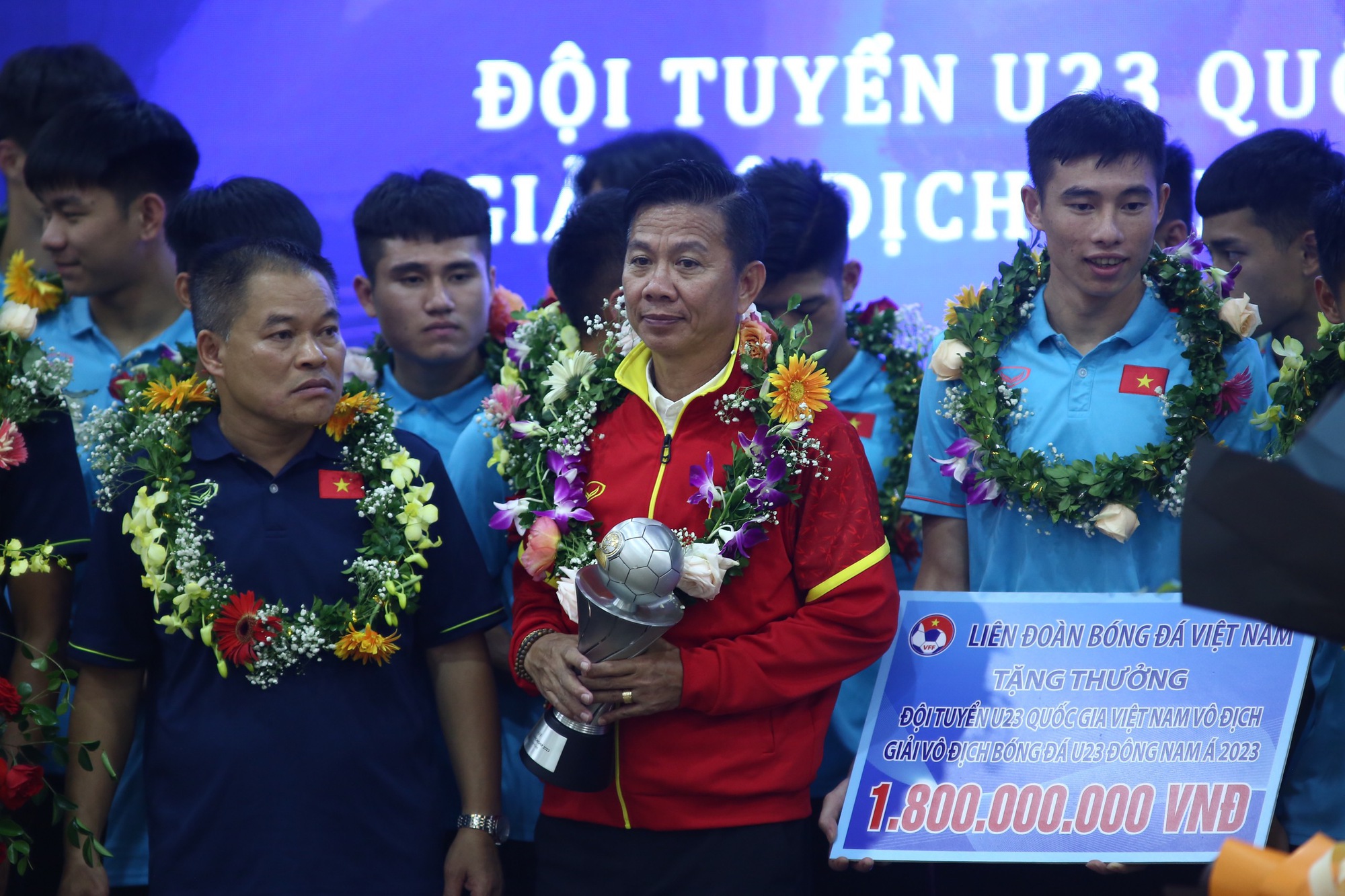 U.23 Việt Nam nhận mưa tiền thưởng, HLV Hoàng Anh Tuấn tái ngộ ông Troussier - Ảnh 7.