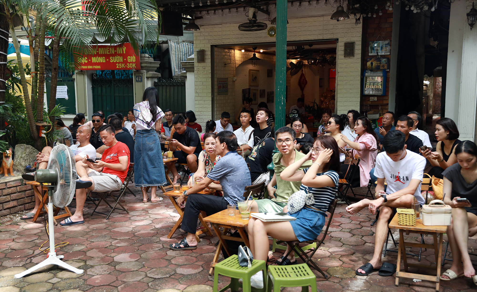 Phố Phan Đình Phùng ken đặc ngày cuối tuần, '1 m2 10 người sống ảo' - Ảnh 12. Phố Phan Đình Phùng ken đặc ngày cuối tuần, '1 m2 10 người sống ảo' - Ảnh 12.
