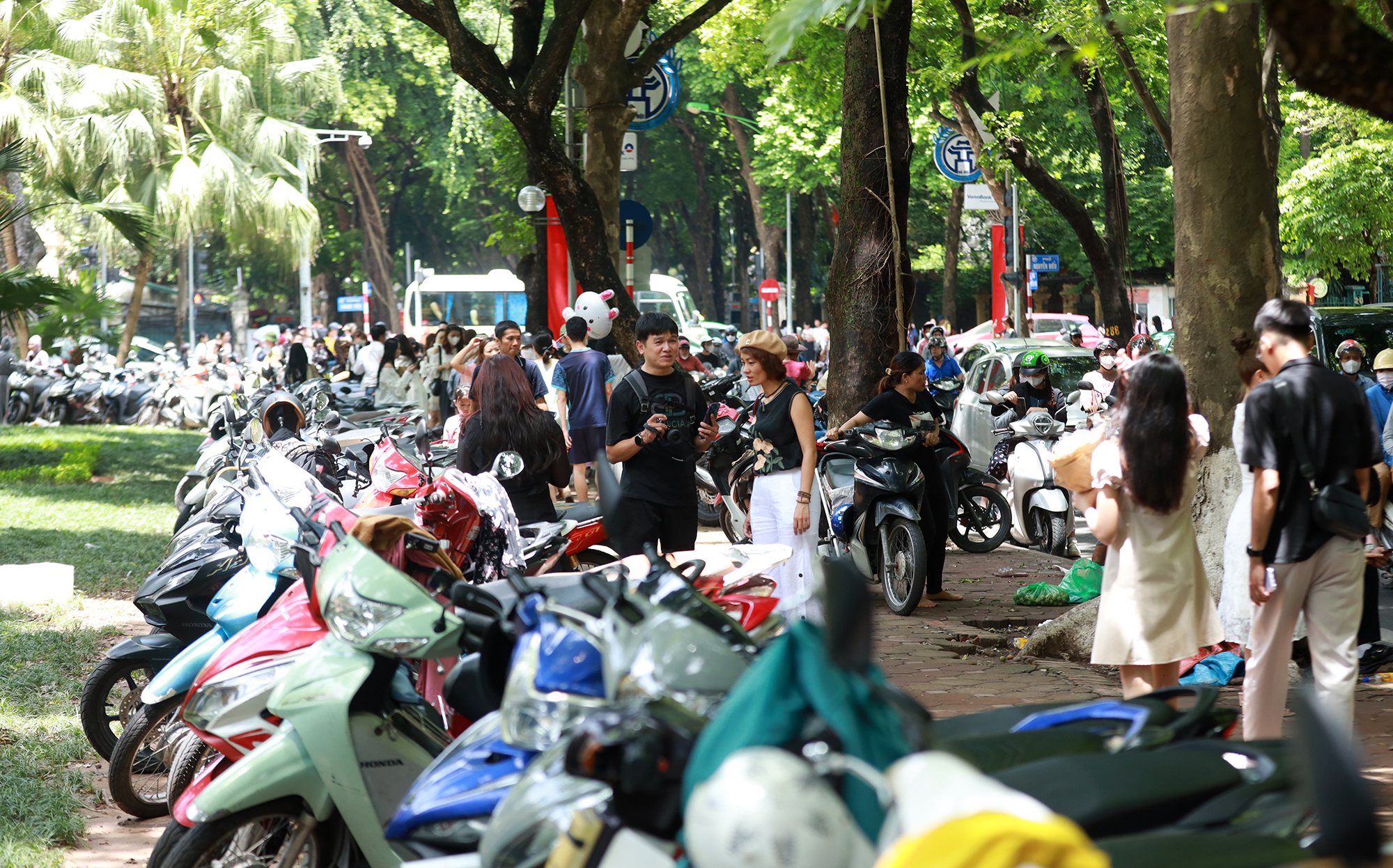 Phố Phan Đình Phùng ken đặc ngày cuối tuần, '1 m2 10 người sống ảo' - Ảnh 11. Phố Phan Đình Phùng ken đặc ngày cuối tuần, '1 m2 10 người sống ảo' - Ảnh 11.