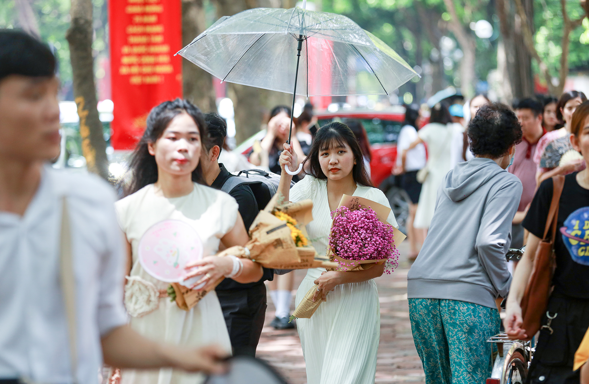 Phố Phan Đình Phùng ken đặc ngày cuối tuần, '1 m2 10 người sống ảo' - Ảnh 10. Phố Phan Đình Phùng ken đặc ngày cuối tuần, '1 m2 10 người sống ảo' - Ảnh 10.
