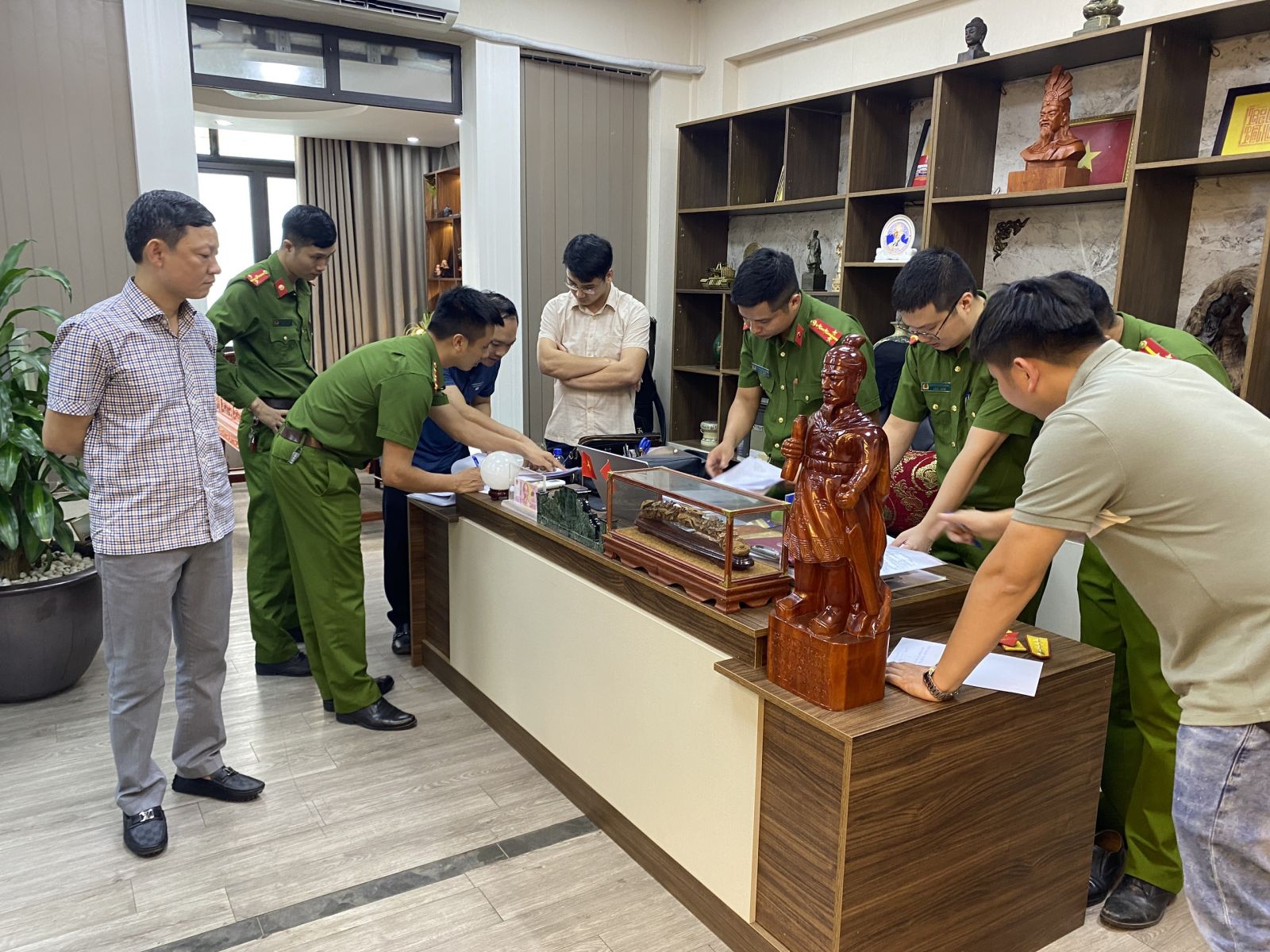 Mạo danh Vụ phó của Ban Nội chính T.Ư lừa hàng loạt doanh nghiệp gần 10 tỉ - Ảnh 1. Mạo danh Vụ phó của Ban Nội chính T.Ư lừa hàng loạt doanh nghiệp gần 10 tỉ - Ảnh 1.