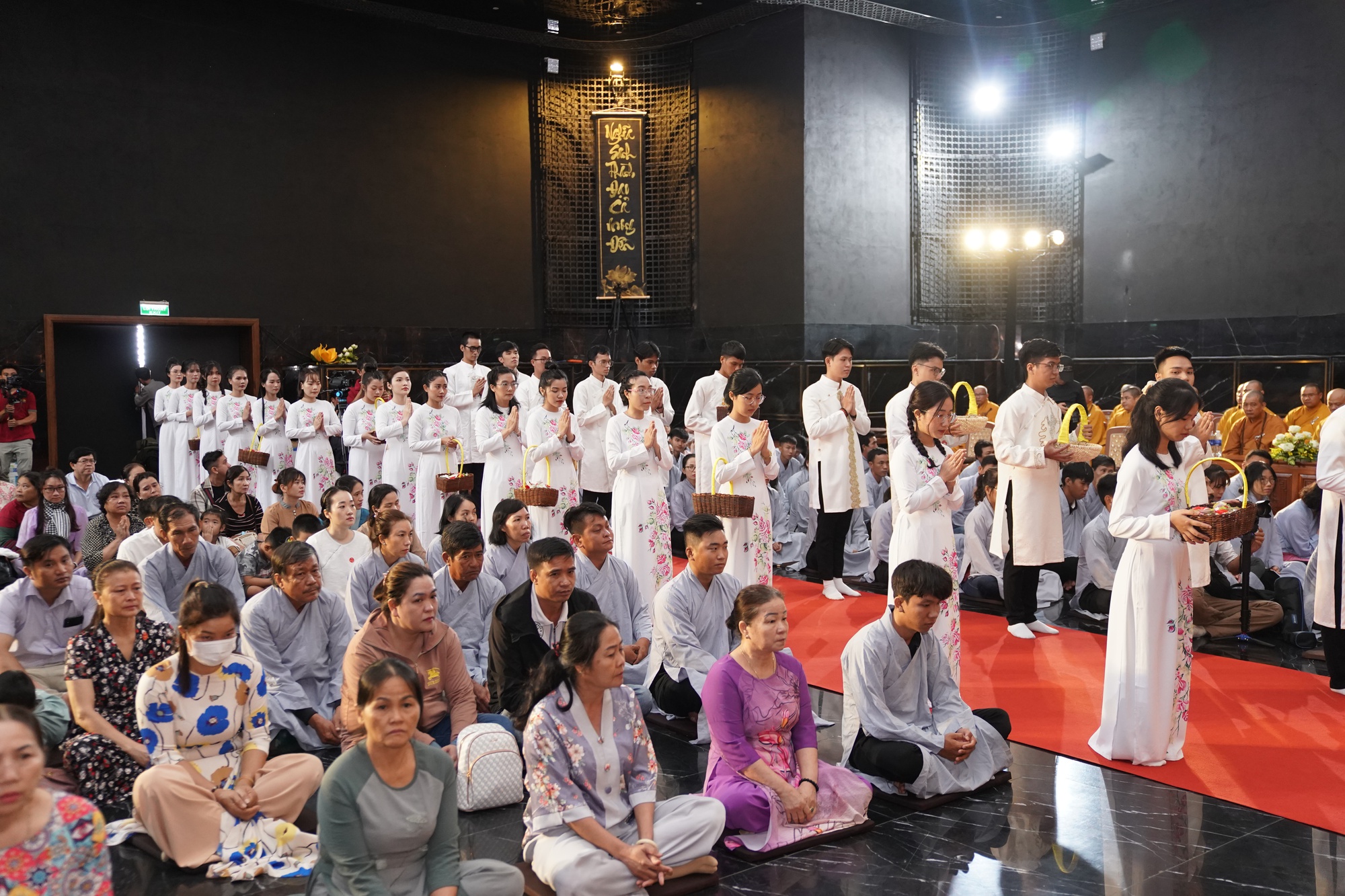 Hàng ngàn Phật tử hành hương về núi Bà Đen cầu bình an - Ảnh 4. Hàng ngàn Phật tử hành hương về núi Bà Đen cầu bình an - Ảnh 4.