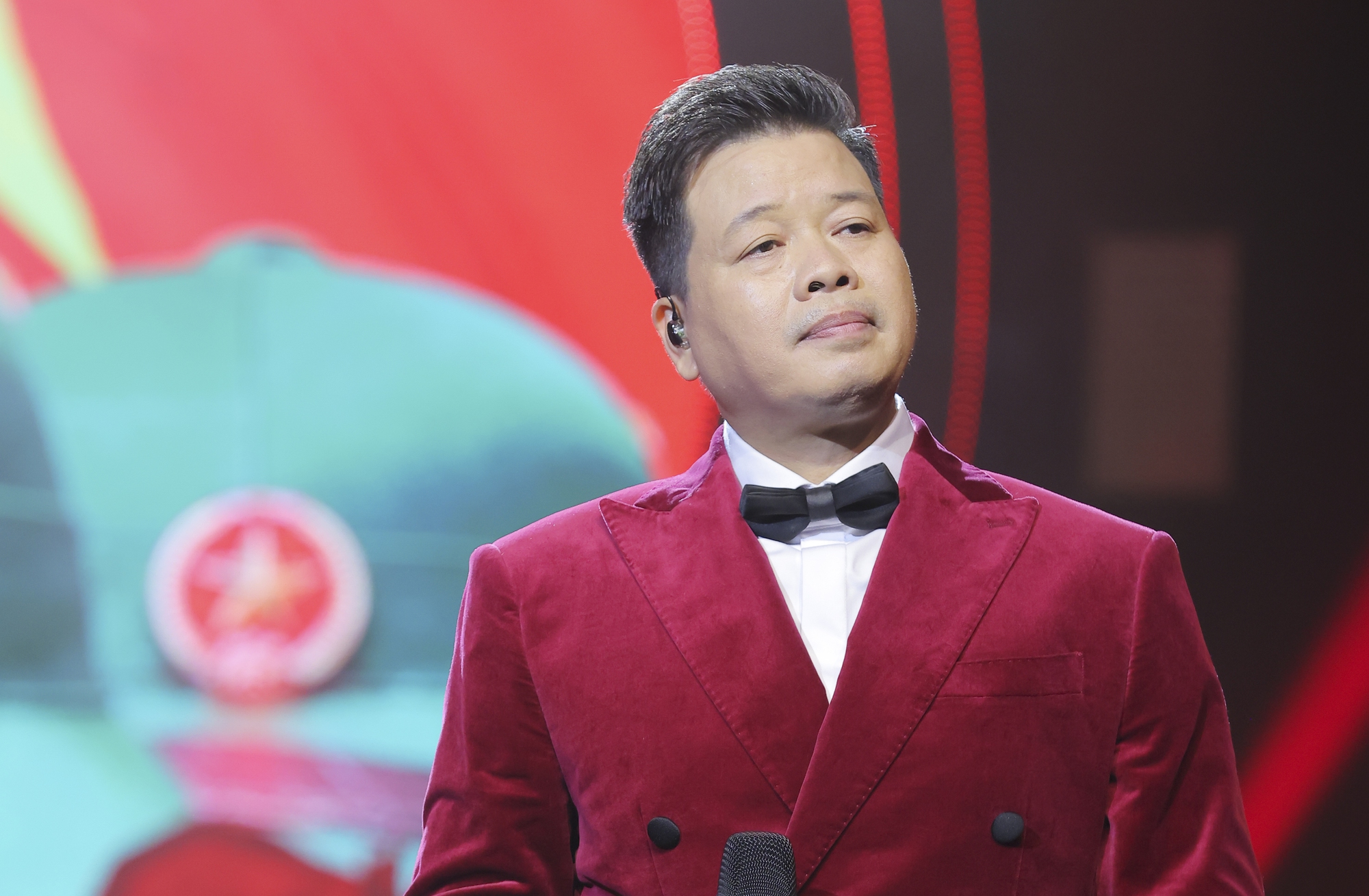 NSƯT Đăng Dương rơi nước mắt trong liveshow kỷ niệm 30 năm ca hát - Ảnh 1.