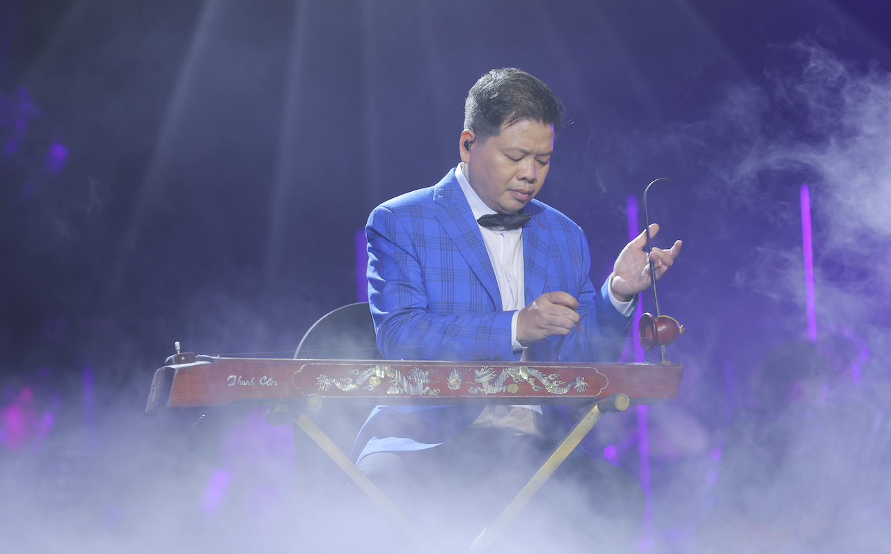 NSƯT Đăng Dương rơi nước mắt trong liveshow kỷ niệm 30 năm ca hát - Ảnh 6.