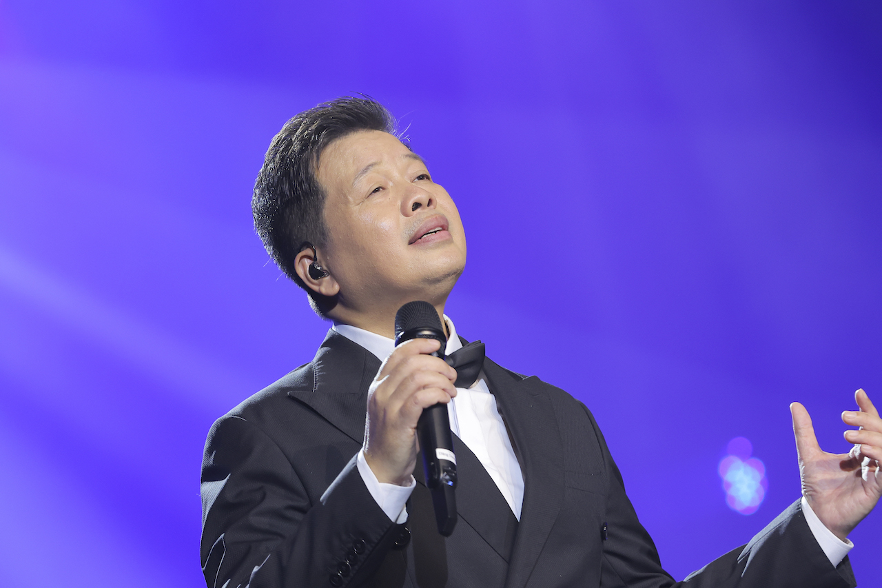 NSƯT Đăng Dương rơi nước mắt trong liveshow kỷ niệm 30 năm ca hát - Ảnh 7.