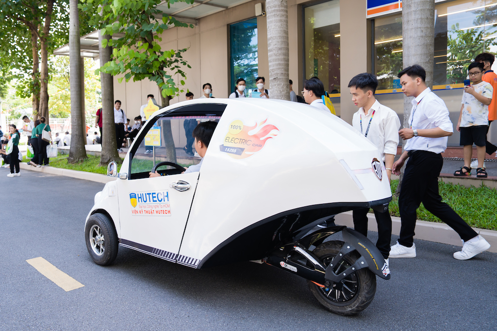 Độc đáo xe ô tô điện 3 bánh trị giá 100 triệu đồng của sinh viên HUTECH - Ảnh 1.