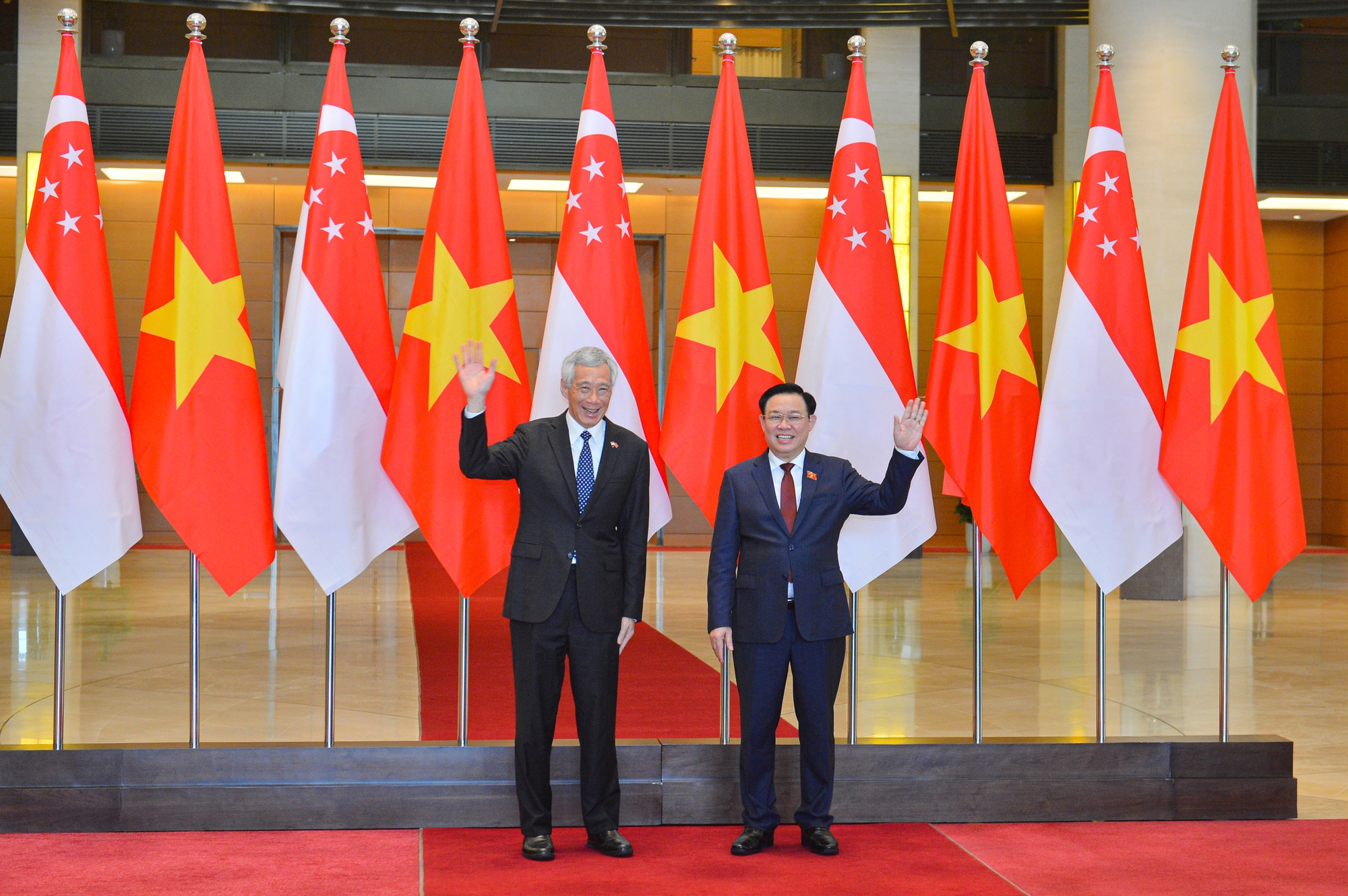 Chủ tịch Quốc hội Vương Đình Huệ hội kiến Thủ tướng Singapore Lý Hiển Long - Ảnh 2.