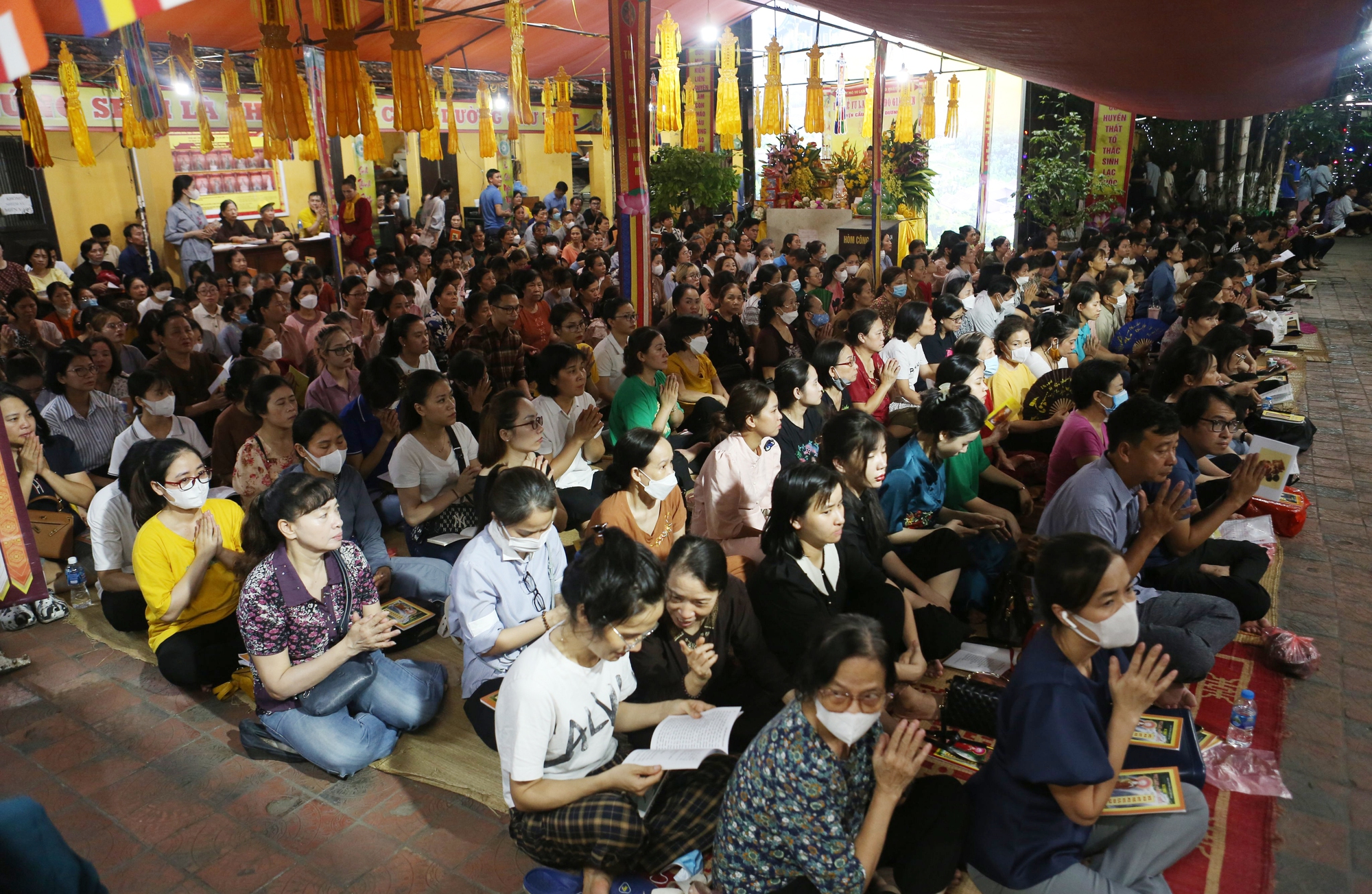 Người dân ngồi kín sân chùa Phúc Khánh trong lễ Vu Lan báo hiếu - Ảnh 1.