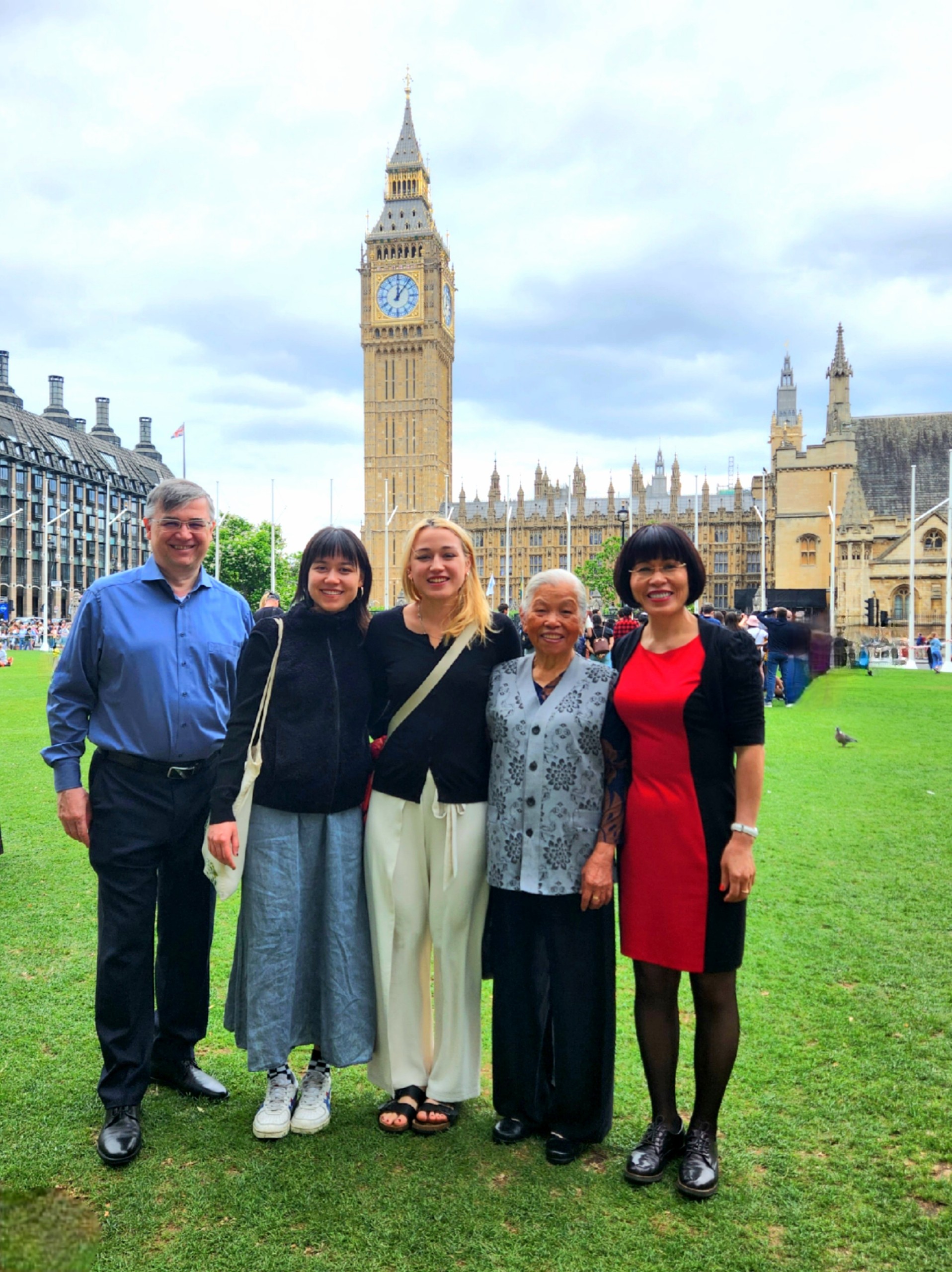 Pendiri Forum Wanita Vietnam di Eropa - Foto 2. Người tạo lập diễn đàn phụ nữ Việt Nam tại châu Âu - Ảnh 2.