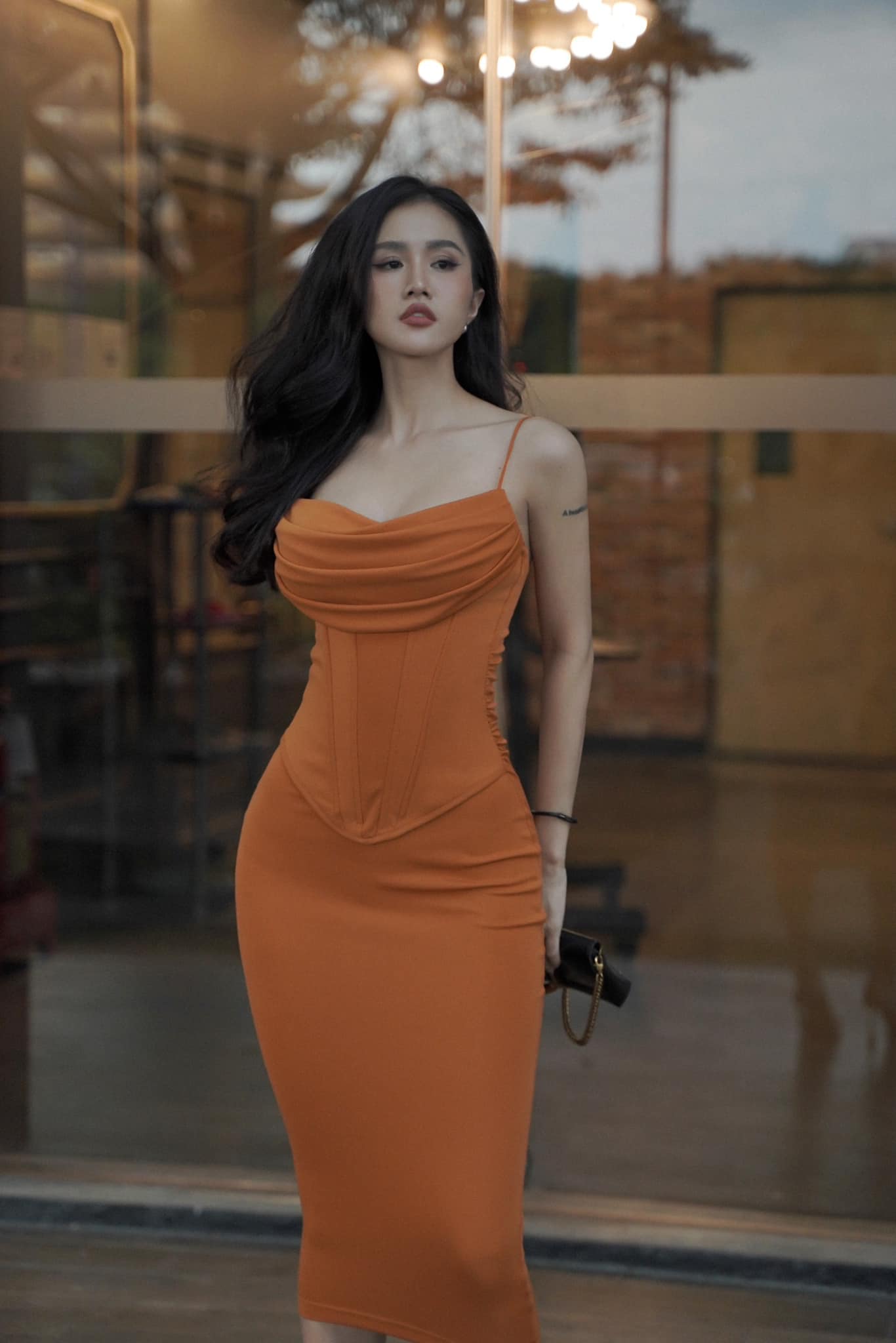 Đầm bodycon hồng cổ yếm thân dưới nhún xéo quyến rũ - LaKing House