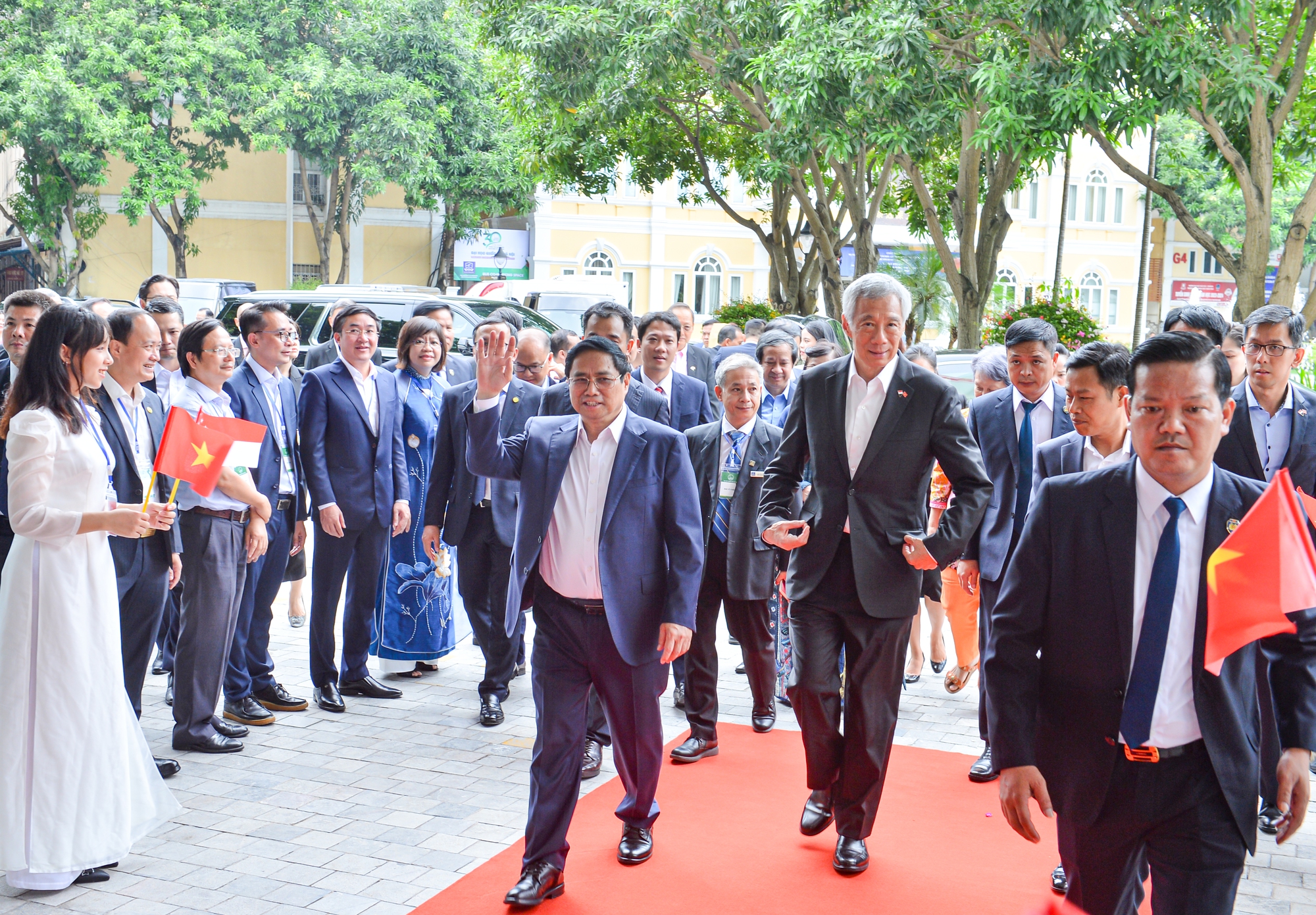Thủ tướng Phạm Minh Chính và Thủ tướng Lý Hiển Long thăm ĐH Quốc gia Hà Nội - Ảnh 4.