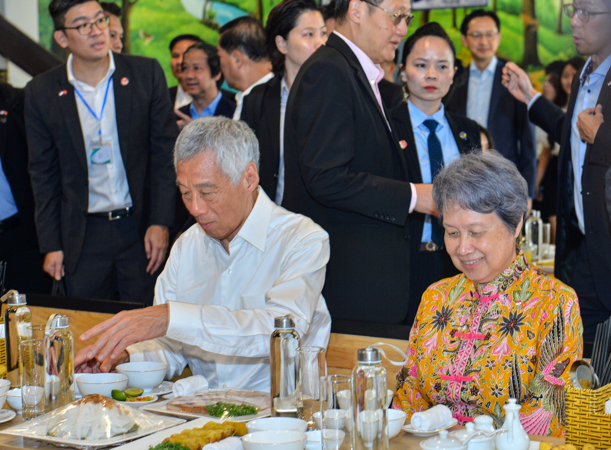 Cận cảnh bữa trưa của Thủ tướng Lý Hiển Long và phu nhân tại Đại học QGHN - Ảnh 5.