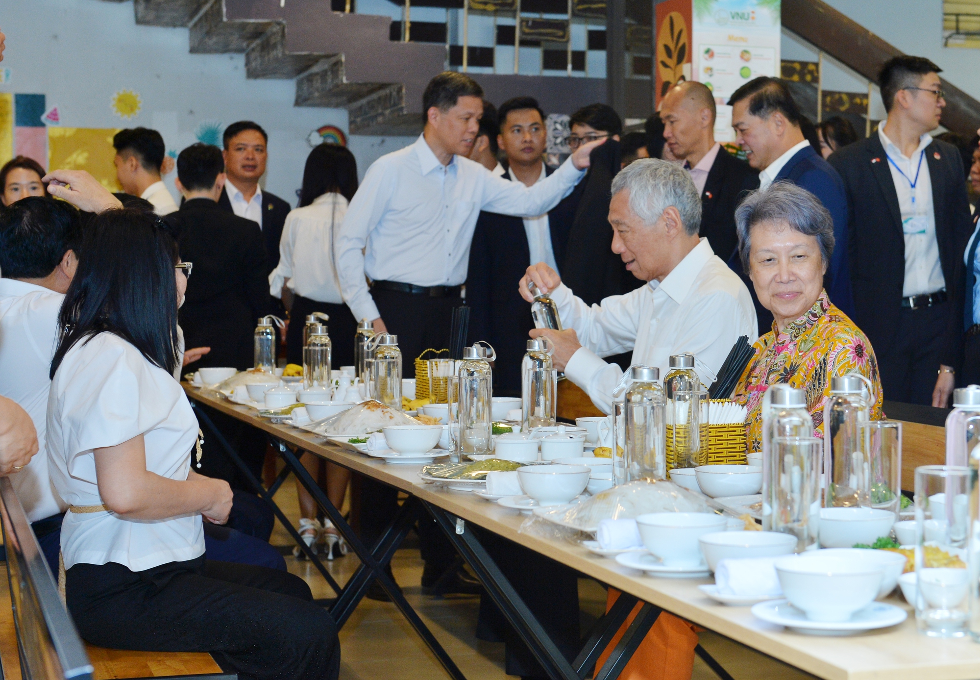 Cận cảnh bữa trưa của Thủ tướng Lý Hiển Long và phu nhân tại Đại học QGHN - Ảnh 4.