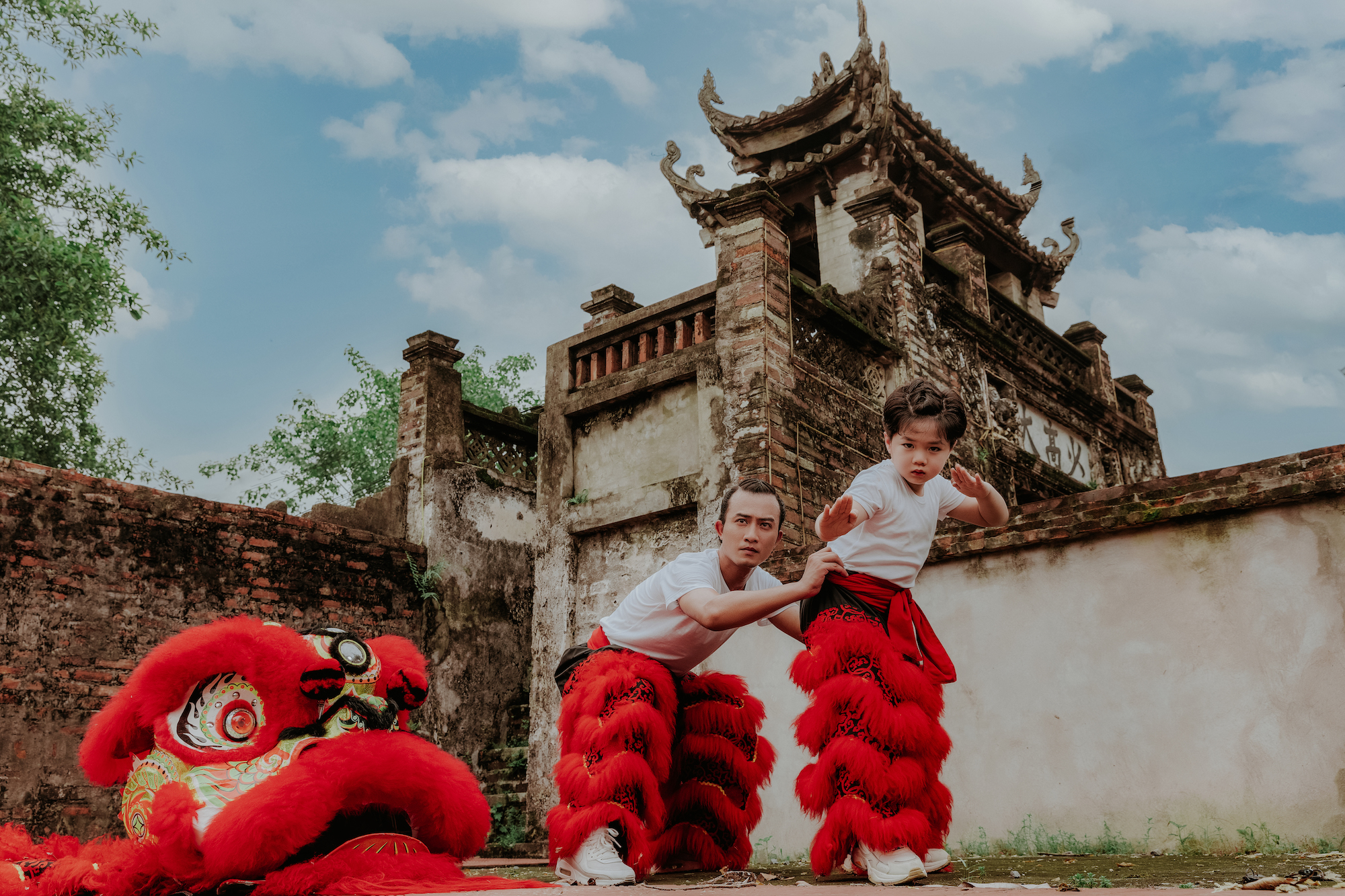 Sao nhí 'Gia đình mình vui bất thình lình' thân thiết bên Doãn Quốc Đam - Ảnh 1.