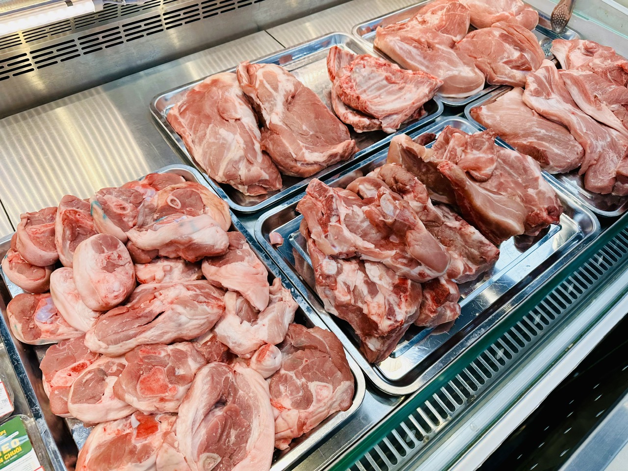 Giá heo hơi hôm nay 7.11.2023: Đảo chiều, giá trần tăng lên 55.000 đồng/kg - Ảnh 1. Giá heo hơi hôm nay 7.11.2023: Đảo chiều, giá trần tăng lên 55.000 đồng/kg - Ảnh 1.