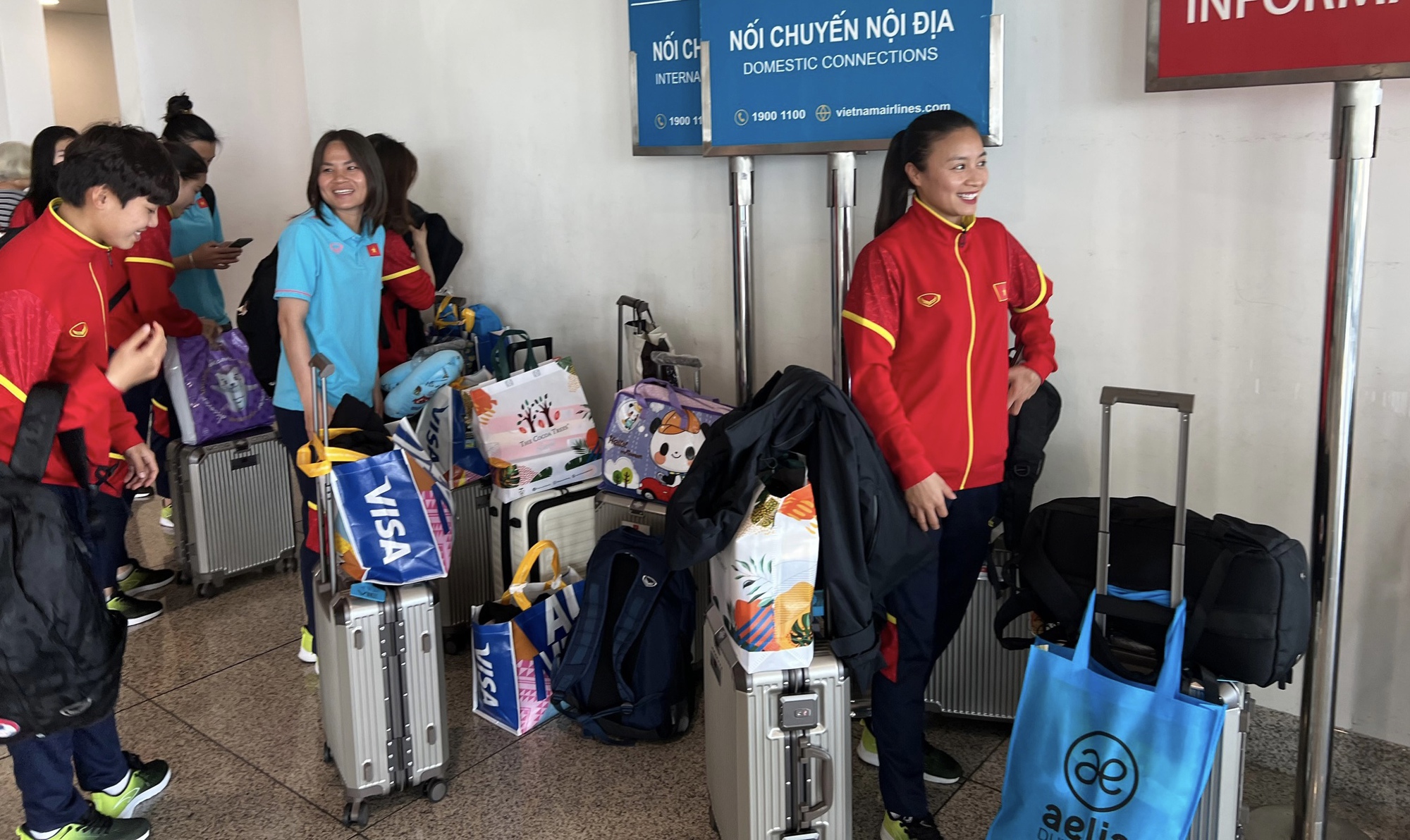 Đội tuyển nữ Việt Nam trở về an toàn, kết thúc hành trình World Cup lịch sử  - Ảnh 13.