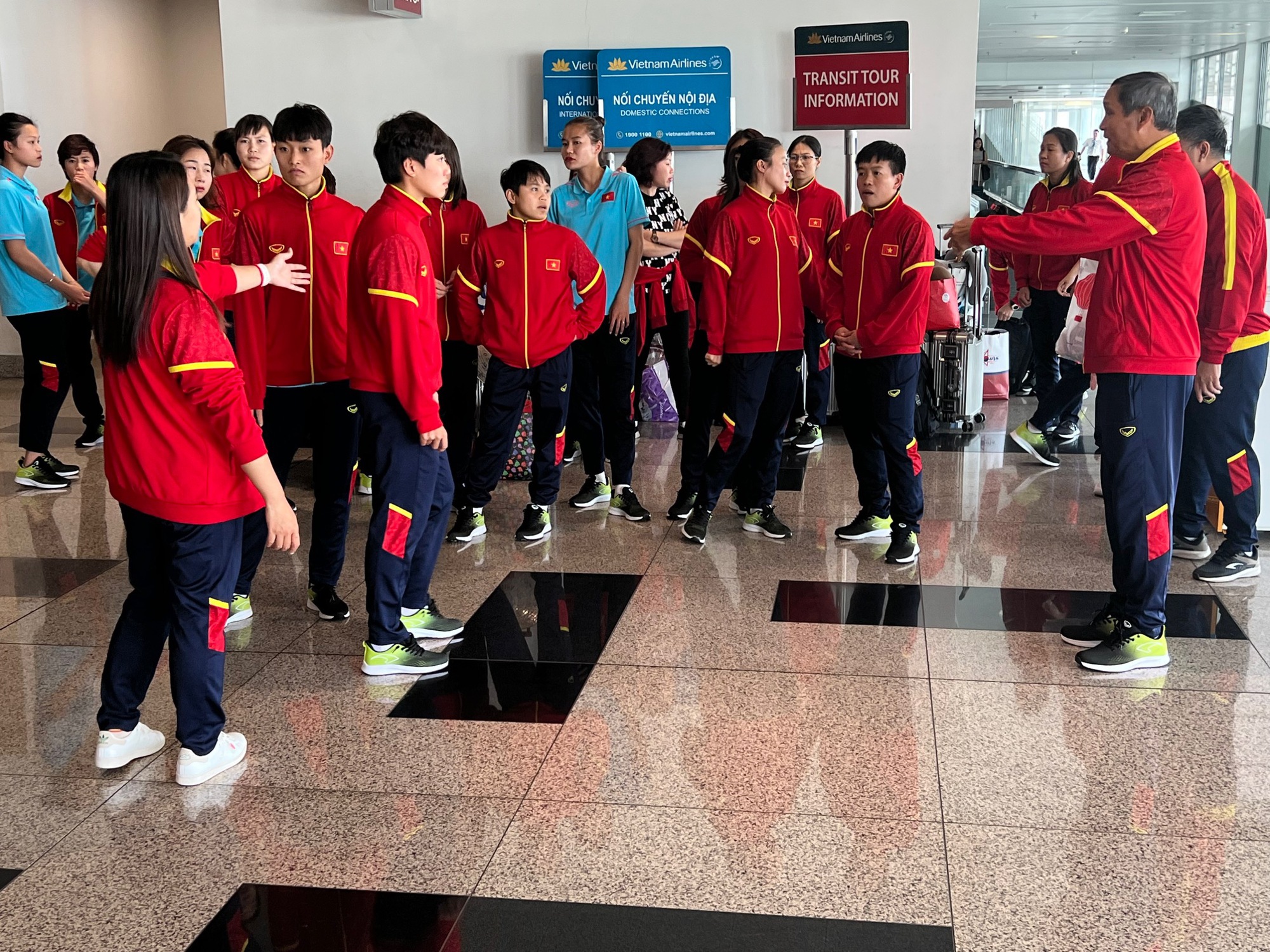 HLV Mai Đức Chung và các nữ tuyển thủ đáp sân bay Nội Bài, vã mồ hôi vì nắng nóng  - Ảnh 1.
