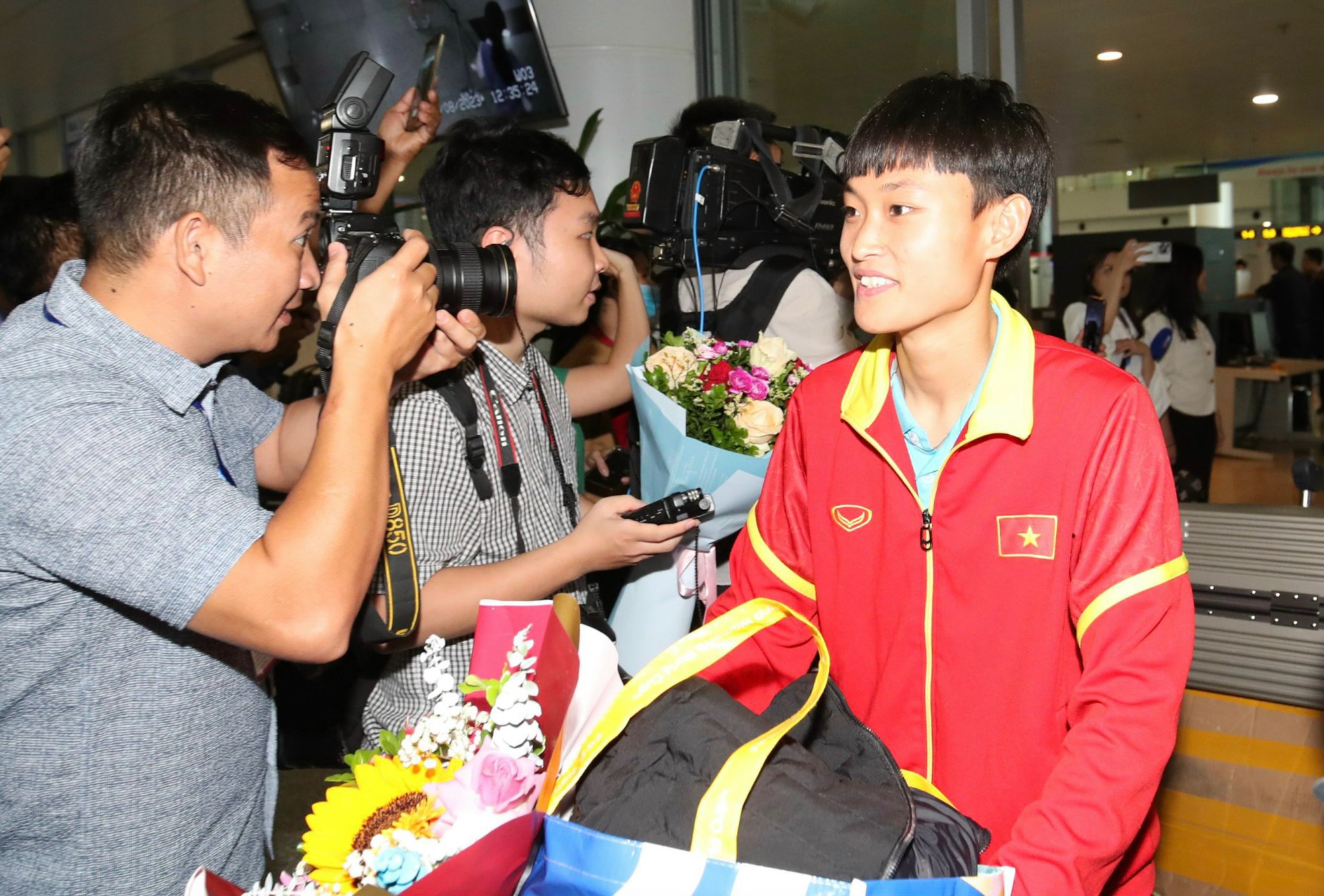 Huỳnh Như đội nón lá ở sân bay Nội Bài, Thanh Nhã ký tặng khán giả - Ảnh 18.