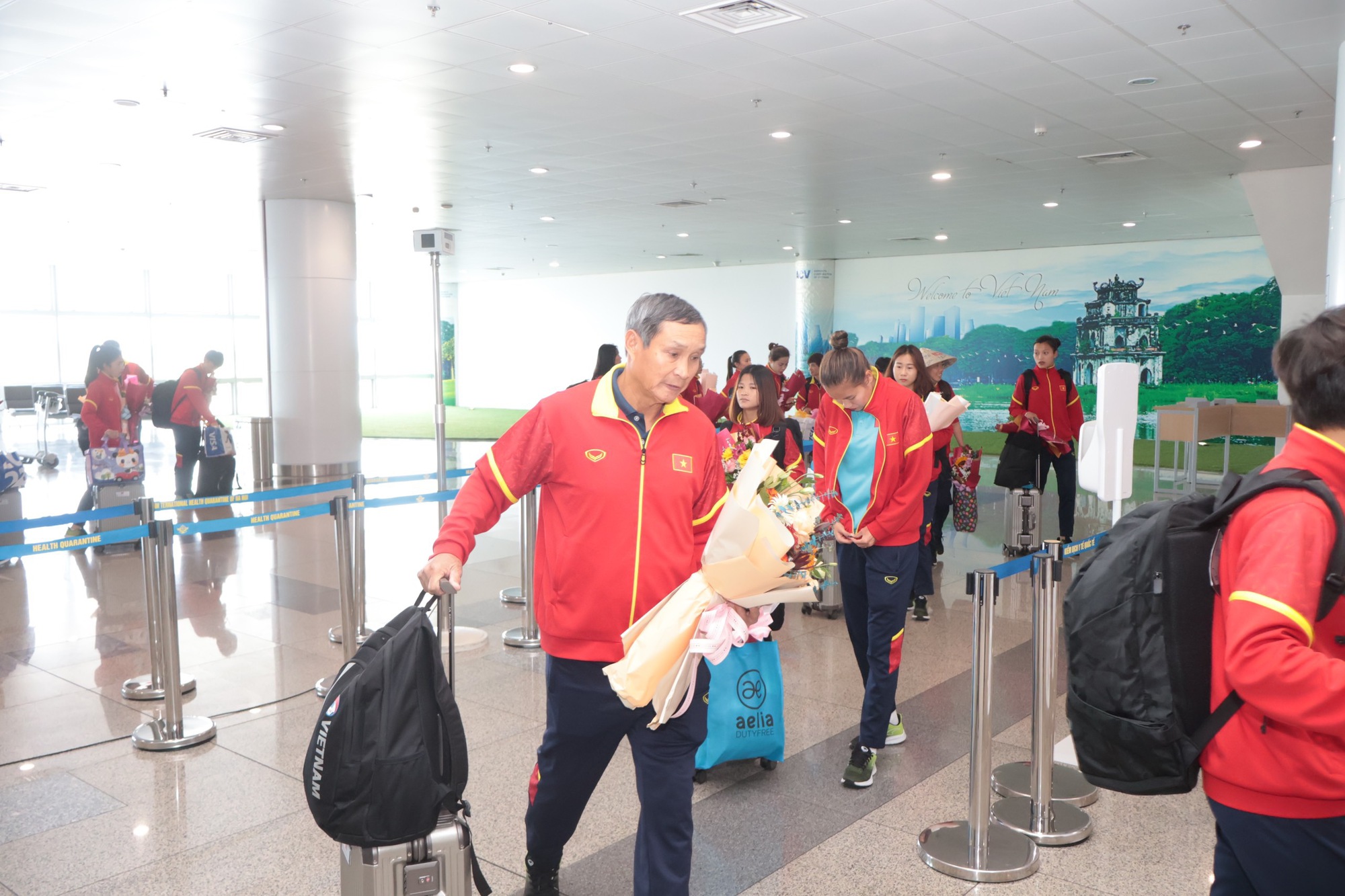 Đội tuyển nữ Việt Nam trở về an toàn, kết thúc hành trình World Cup lịch sử  - Ảnh 3.