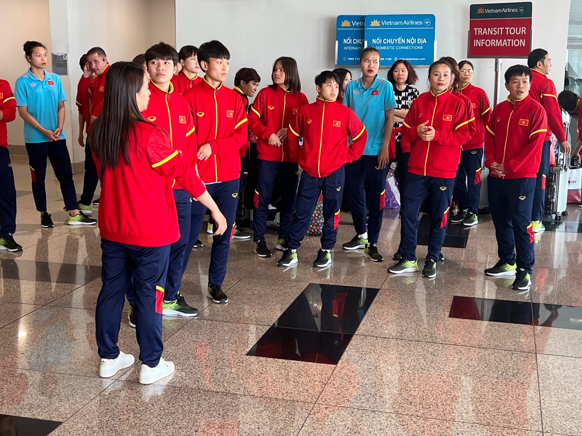 Đội tuyển nữ Việt Nam trở về an toàn, kết thúc hành trình World Cup lịch sử  - Ảnh 9.