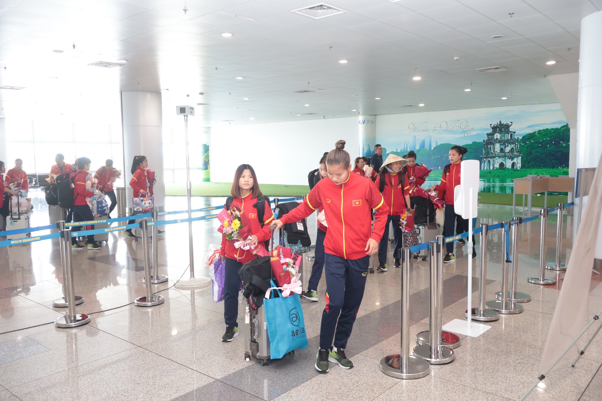 Đội tuyển nữ Việt Nam trở về an toàn, kết thúc hành trình World Cup lịch sử  - Ảnh 4.