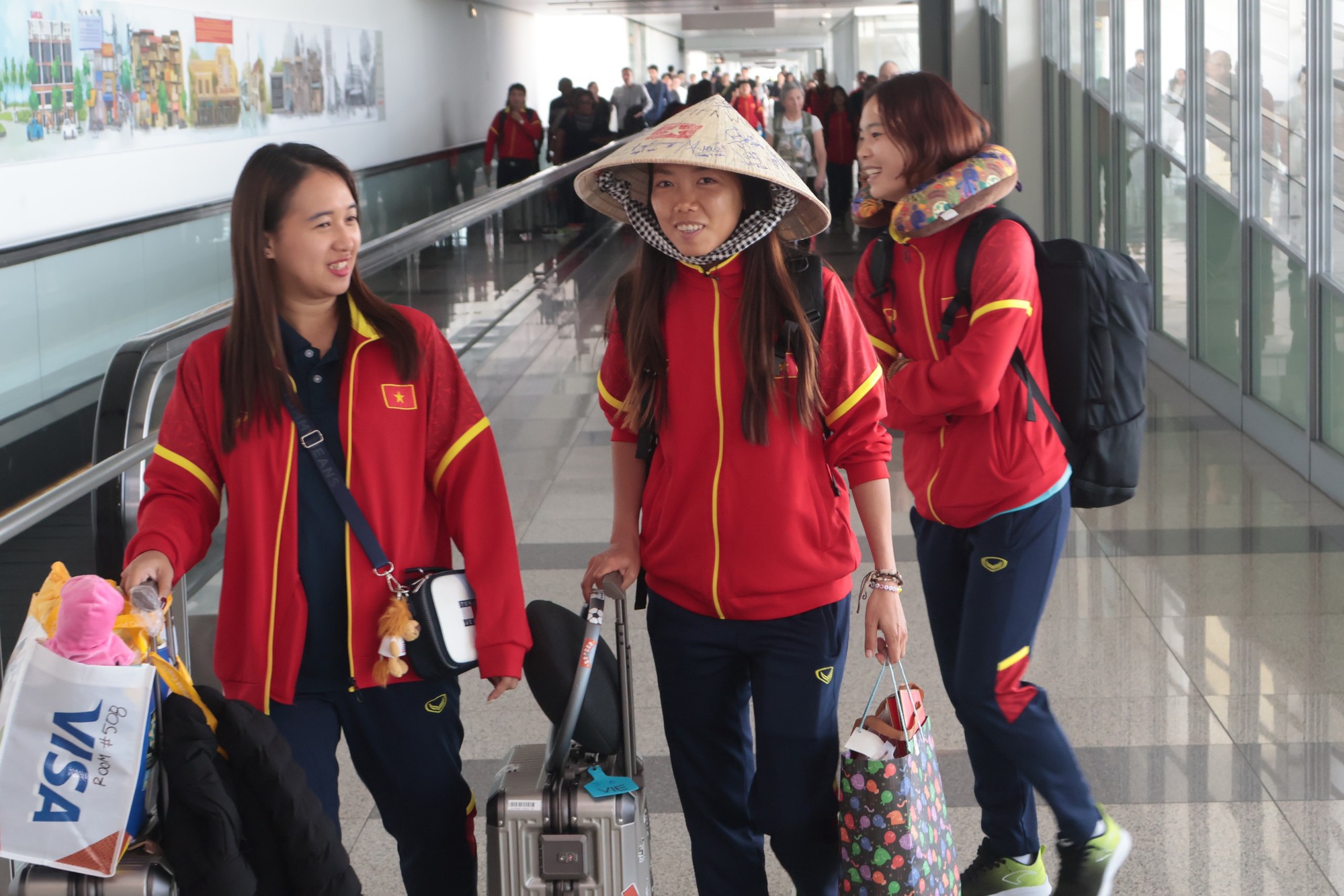 HLV Mai Đức Chung và các nữ tuyển thủ đáp sân bay Nội Bài, vã mồ hôi vì nắng nóng  - Ảnh 2.