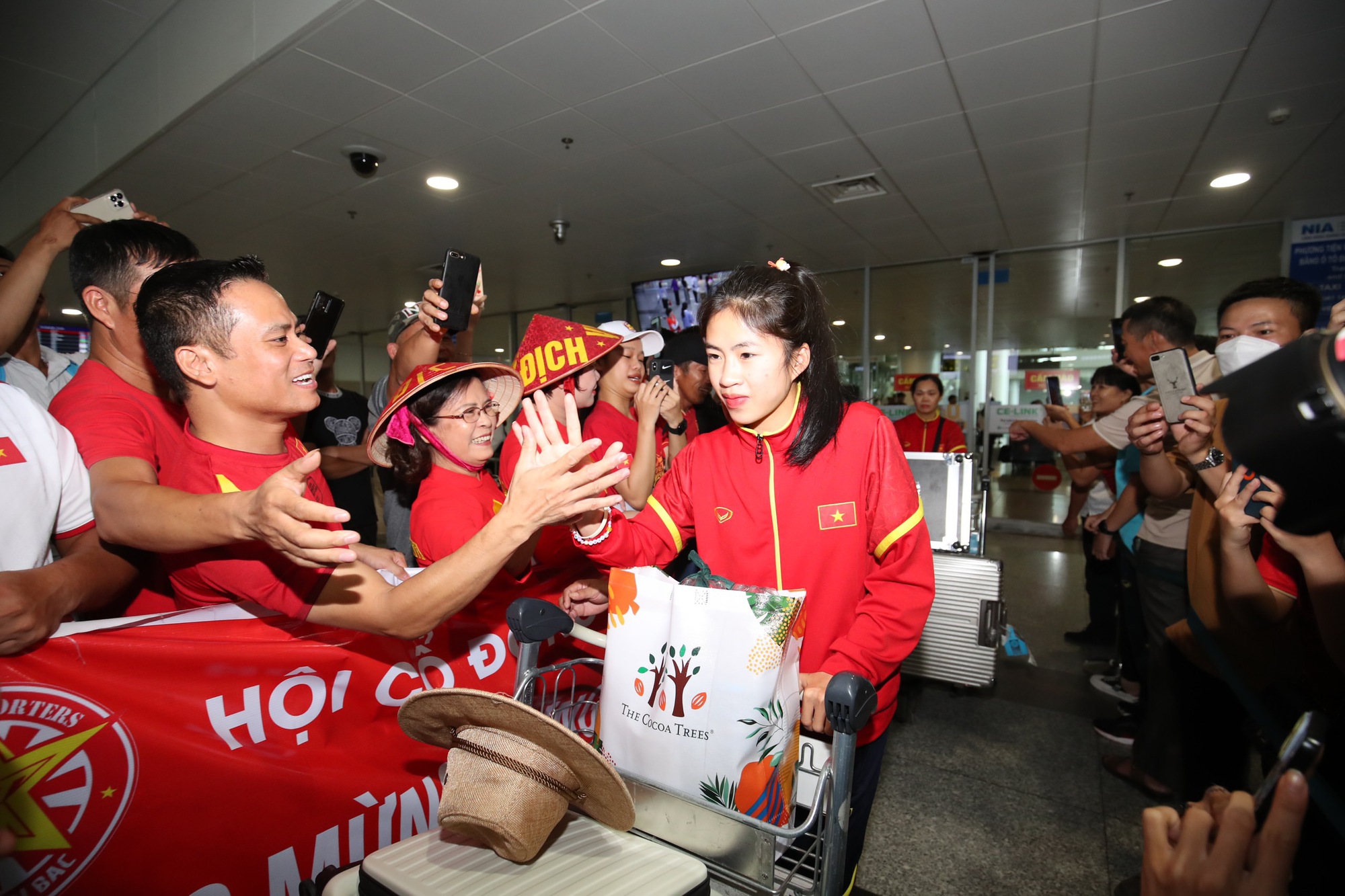 Huỳnh Như đội nón lá ở sân bay Nội Bài, Thanh Nhã ký tặng khán giả - Ảnh 17.