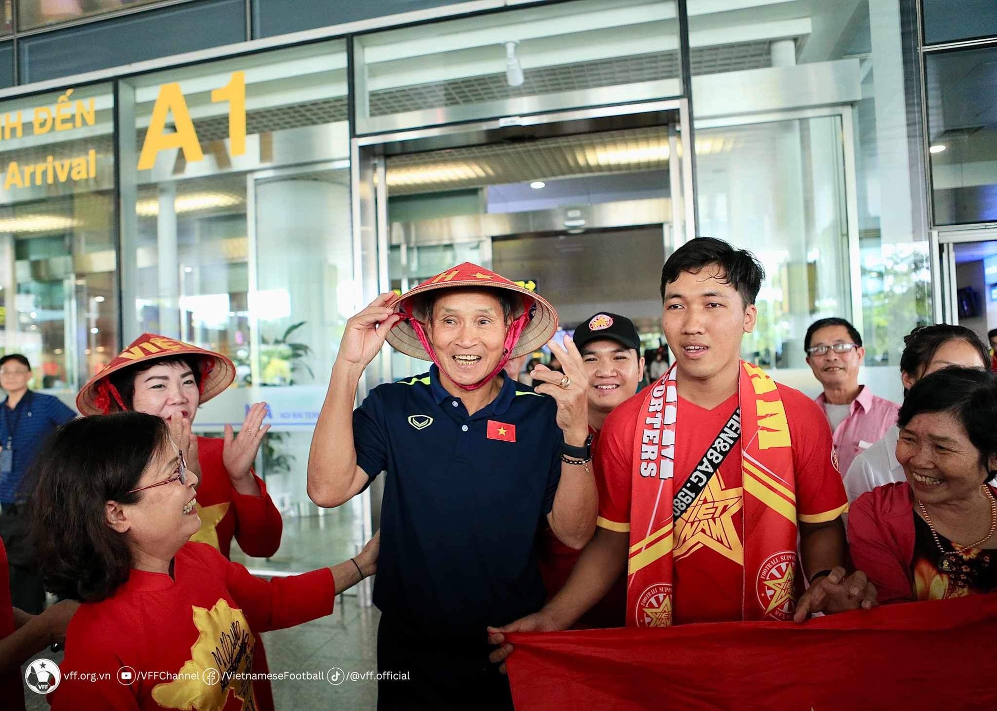 HLV Mai Đức Chung: 'Cảm ơn CĐV, đội tuyển nữ Việt Nam cần nỗ lực nhiều hơn' - Ảnh 5.