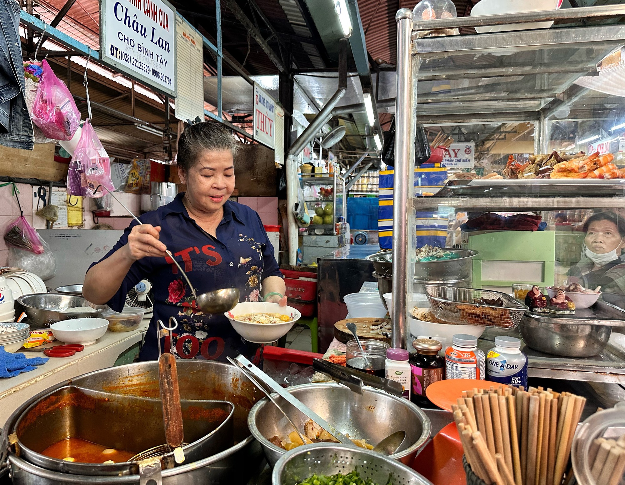 Bánh canh cua 40 năm ‘trứ danh’ chợ Bình Tây: Ngon cỡ nào mà khách ăn sạch? - Ảnh 4.