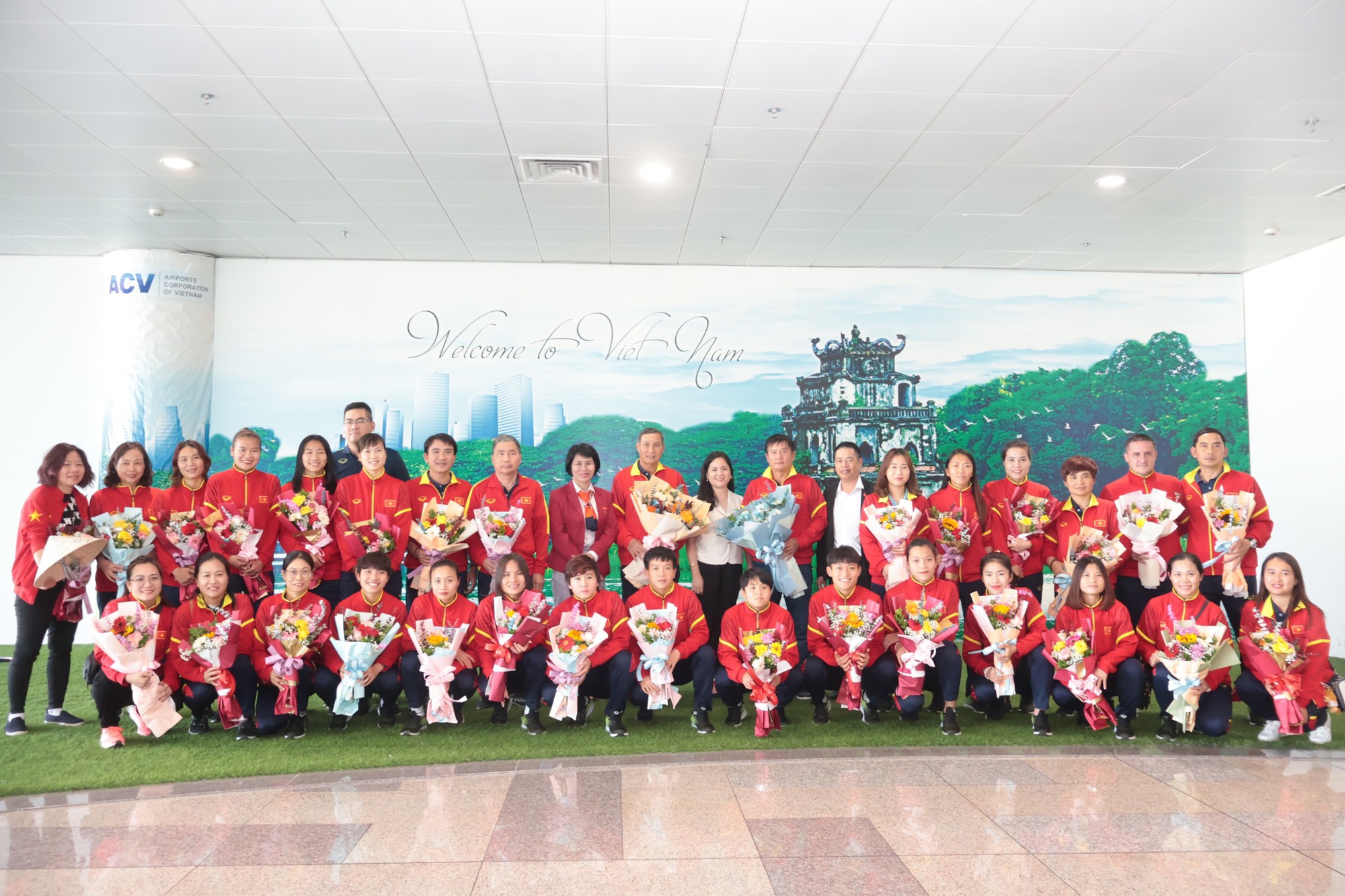 Đội tuyển nữ Việt Nam trở về an toàn, kết thúc hành trình World Cup lịch sử  - Ảnh 2.