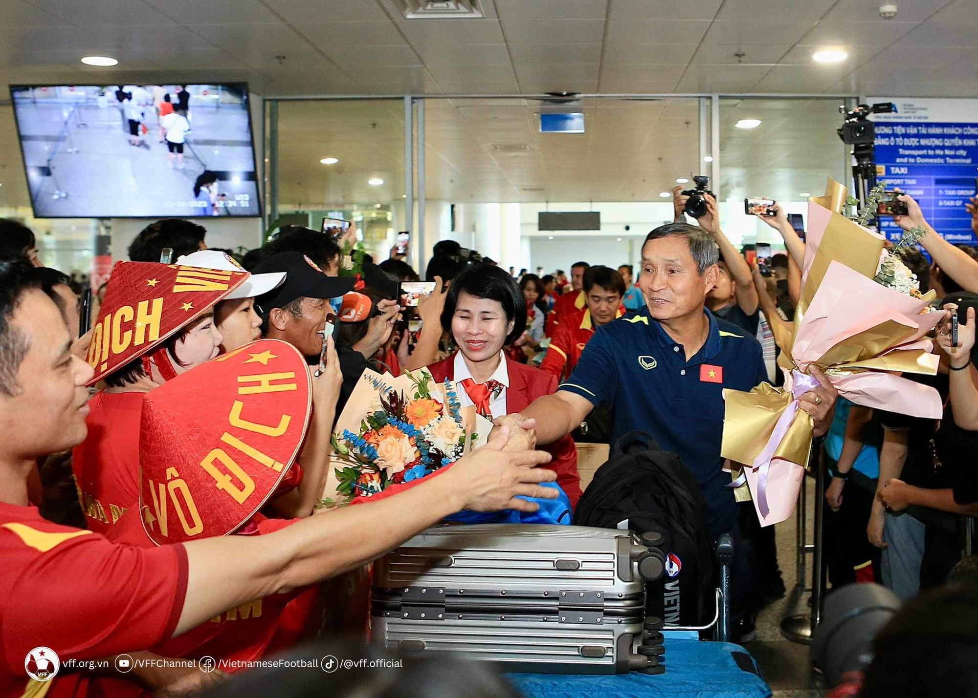 HLV Mai Đức Chung: 'Cảm ơn CĐV, đội tuyển nữ Việt Nam cần nỗ lực nhiều hơn' - Ảnh 4.